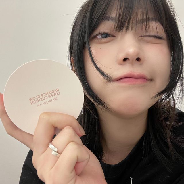 김소윤 on Instagram: "#협찬 

쫀쫀하게 밀착되는 @renk_beauty 의
광채 커버 쿠션 후기입니당.ᐟ 

실제 사용 해보았을때 정말 얇고 고르게 
베이스를 올릴 수 있게 되어 있어요.ᐟ 
믹스하거나 덜어내기 편하게 제품 안쪽에도 포인트가 있다는 점이 좋아요 
72시간 다크닝,커버,보습 지속력에 힘을 주었다는… 👍

💄
-

@renk_beauty 

-

#광채커버쿠션#입체광채쿠션#72시간 지속력#72시간광채#72시간보습 #72시간커버#3중기능성#스킨케어링쿠션 #쿠션추천 #쿠션 #메이크업 #꿀템 #보습 #다크닝없는쿠션 #커버쿠션"