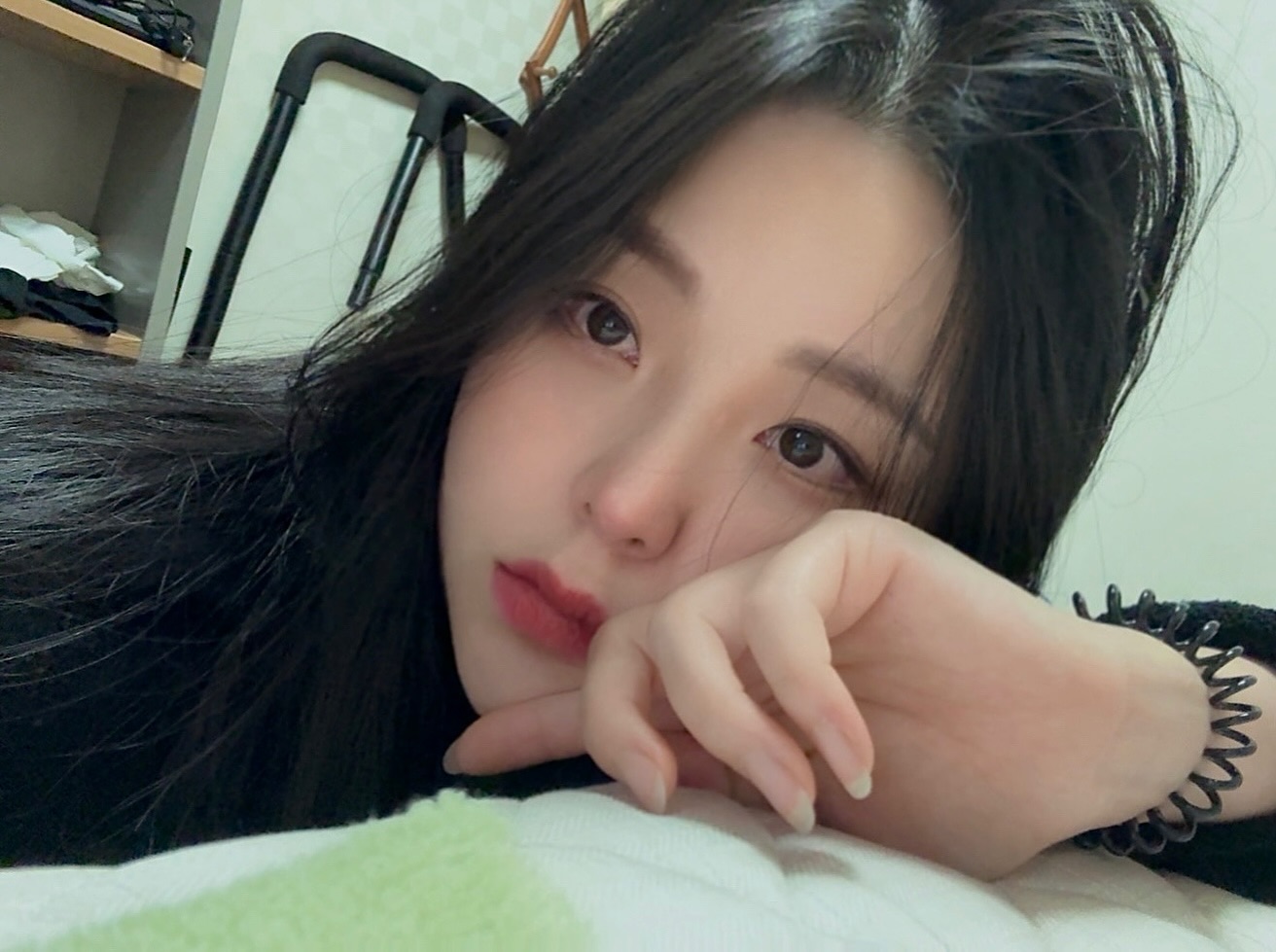 핸드폰 바꾸고 첫 셀카🥲 증맬 오랜만이네✋🏻