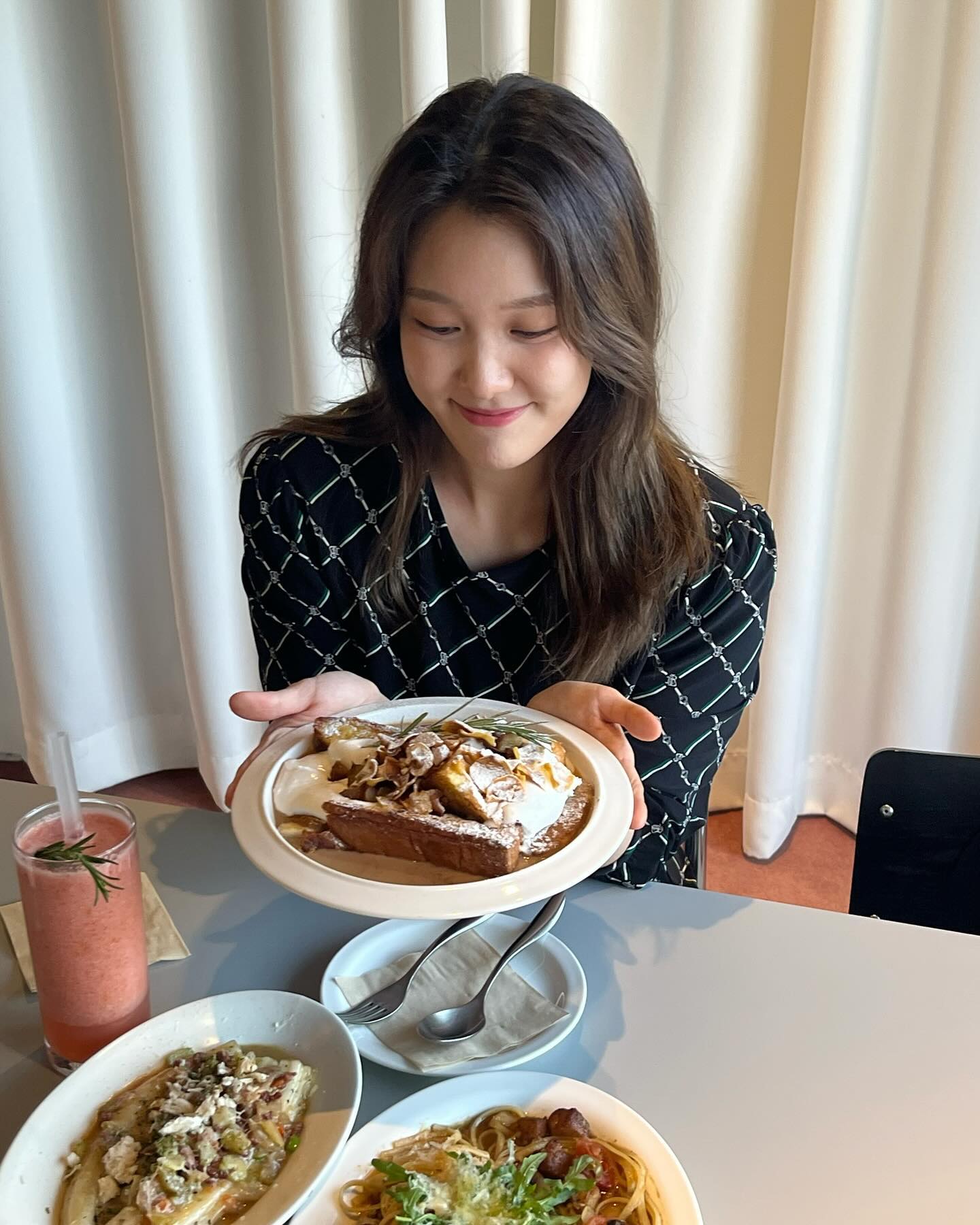 growers_official #그로어스 #협찬

울 예자랑 여유로운 연희동 브런치 나들이〰️🍽️🌱 twoexample9 💓

맛있는 디너+브런치=디런치?!를 먹기 위해 연희동 #그로어스 에 방문했어요!!!!
들어가는 입구부터 잘 가꾸어진 정원 같이 넘 예뻤는데 주문하고 2층으로 올라가니 여유롭고 한적한 분위기가 담겨있어 더 마음에 들었어요ㅎㅎ 연희동에 멀어서 자주 방문하지는 못하는데 이곳엔 연희 특유의 공기가 가득해서 더더욱 만족스러웠답니다💚

예쁘기만 하고 맛이 없는 브런치집은 가고도 속상한 경우들이 있는데 #그로어스연희 는 시킨 메뉴 다 정말 맛있었어요😝
제 신난 표정 보이시져?!??ㅎㅎ 시킨 메뉴 말고도 맛나보이고 궁금한 메뉴들이 많아서 다음에 꼭 또 다시 방문하고 싶은 곳이었답니다:)

저희는 마감 전 이른 저녁 느낌으로 가서 식사 메뉴와 디저트(?) 느낌으로 시켰지만, 오전부터 늦은 오후까지 방문해서 브런치 이용하고 즐기기에 추천하고 싶은 곳이었어요~!!!!👍🏻👍🏻💕

맛있는 음식과 좋은 공간 제공해주신 그로어스 growers_official 와
예쁜 사진 마니마니 찍어주구 행복한 시간 만들어준 내 소중한 칭구 이예찌 twoexample9 감사합니다➰💝✨🌱

.
.
.
.
📍그로어스 growers_official 
  서울 서대문구 연희동 83-13

#그로어스 #연희동카페 #연희동맛집 #연희동브런치 #연희동파스타 #연희동브런치카페 #브런치카페 #브런치맛집 #카페추천