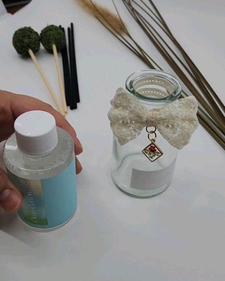 향기로운 거실을 느끼려고 방향제를 놓았어요.
알레디퓨저에서 구매했는데,
클린코튼 향이 너무 자연스럽고 포근해서 좋아요.
(고급향료를 사용해서 그런지 발향이 좋아요.)

이번에 구매하면서 알게되었는데..
국제향료협회라는 곳도 있고, 향에 대한 가이드도 있다고 하네요.
알레디류저는 이런가이드에 맞게 제조된 디퓨저에요.
그래서 안전기준을 통과해서 안심하고 집에 둘 수 있어요.
단가가 올라갈꺼라 생각했지만, 직접 생산으로 품질과 가격을 모두 잡았어요.

병의 디자인도 좋은데, 원형 모스가 있어서 더 귀여워요.
집들이나 생일선물 등 선물하거나 인테리어 소품으로 이용하기 딱이예요!
 
구매는 네이버 스토어에서 하면 되요.
https://smartstore.naver.com/allearoma/products/6804071482

alle_aroma

#디퓨저 #실내방향제 #알레디퓨저 #클린코튼