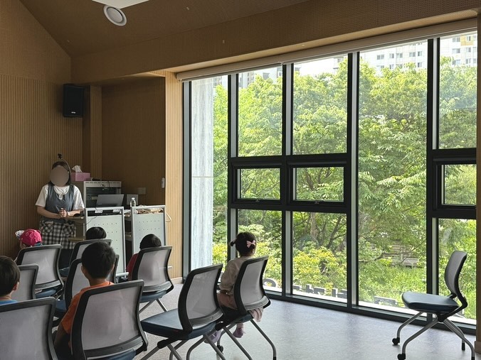 🌳업사이클링(새활용)이란?

🌳 물건의 사용 용도나 방법을 바꿔 새로운 가치를 만들어내는것

> 재활용이 버려지는 쓰레기를 단순히 다시 그 목적대로 쓰는것이라면
> 새활용은 버려지는 쓰레기를 새로운 목적으로 바꿔서 다시 쓰는거에요! 페트병 연필꽂이 같이요!

🌳 #중랑구환경교육센터 준비한 #업사이클링놀이 ❤️

> 버려진 박스를 이용해 만든 북극곰 빙하젠가
> 버려지는 물티슈 뚜껑을 이용한 멸종위기동물 메모리게임
> 다 쓰고 버려지는 폐현수막을 이용한 그림놀이 등!

🌳 간단한 환경보호 약속 4가지도 지켜봐요❤️

1. 휴지 대신 손수건을 사용해요
2. 분리수거를 해요
3. 가까운 곳은 걸어서 가요
4. 양치컵을 사용해요

✔️관련된 내용이 더 궁금하신 분들은! 중랑구 환경교육센터 공식 블로그!

6월 환경의 달을 맞아 그 어느때 보다 많은 프로그램이 기다리고 있습니다💕💕

https://blog.naver.com/jn_eco_edu/223457856874

​
#중랑구환경교육센터 #중랑구환경교육센터온라인기자단 #2기온라인기자단 #왁자지껄환경놀이터 #업사이클링 #새활용 #멸종위기동물메모리게임 #북극곰젠가 #폐현수막그림놀이 #환경보호약속퍼즐 #유아환경교육 

​’본 포스팅은 제2기 중랑구 환경교육센터 온라인기자단 활동으로 소정의 원고료를 지급받아 작성되었습니다.‘