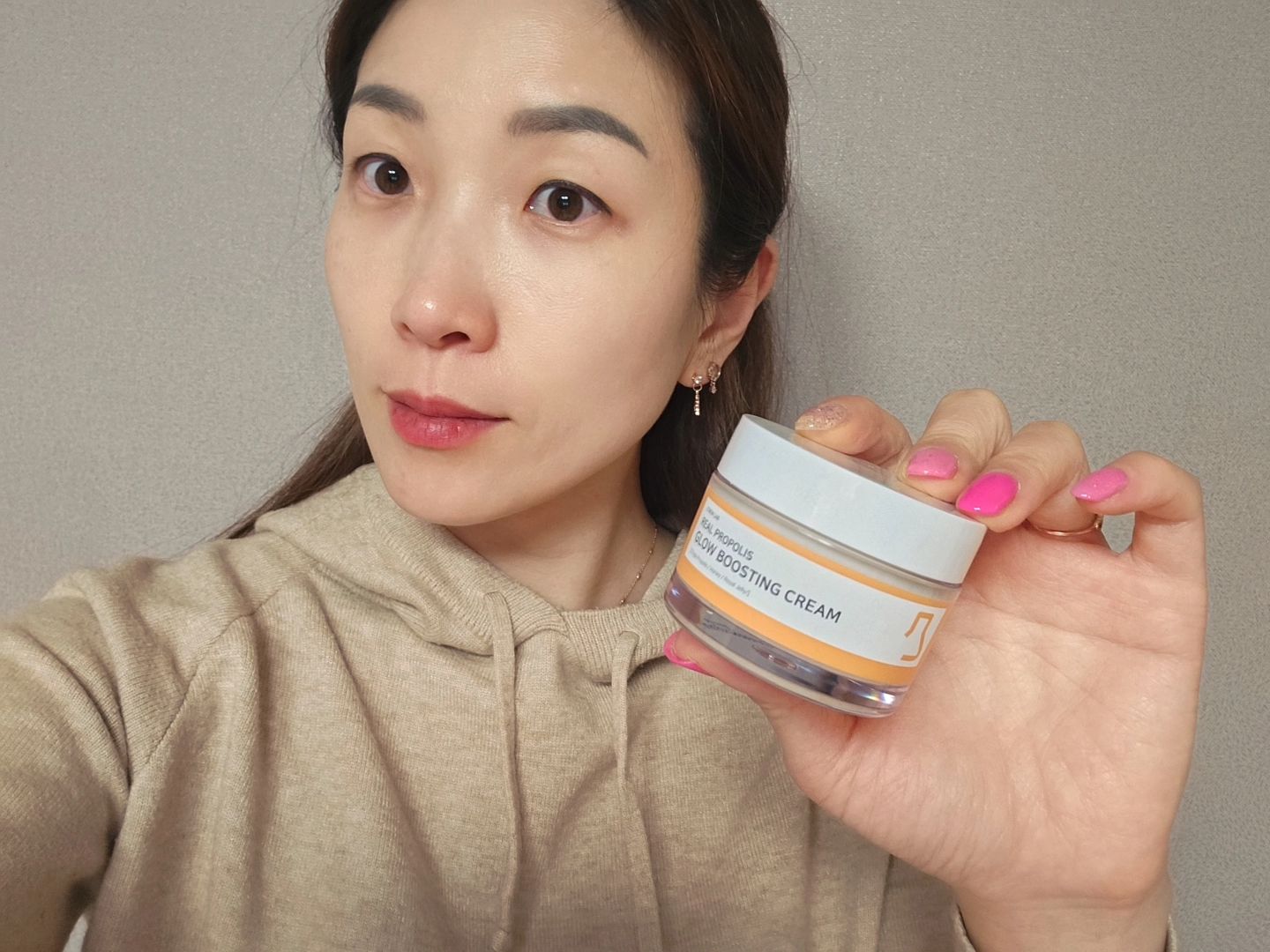 #협찬
겨울에 추위를 많이 타는 저는 히터, 난방은 필수인데요 
그러다보니 건조한 날씨, 환경에 피부는 쩍쩍 갈라지는 느낌;;
.
씨뉴랩 리얼 프로폴리스 글로우 부스팅 크림 ~
수분크림타입인데도 촉촉함이 대박~
.
저자극 성분으로 예민한 피부에도 걱정뚝~!
피부보습 프로폴리스 추출물 + 피부윤기 꿀추출물+ 영양공급 발효된 꿀추출물 = 꿀광피부완성!
.
부드럽고 발림성 좋으며 1회 사용만으로도 보습력이 느껴질정도
수부지, 속건조 무조건 강추 ~
.
#속건조크림 #수부지크림 #씨뉴랩 #코덕 #화장전추천 #꿀광크림 #고함량프로폴리스 #프로폴리스크림 #30대화장품