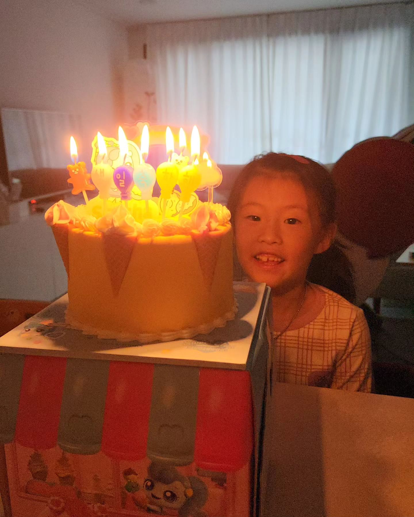 #예라미

한달전부터 노래부른
홍예람생일 10.14일

7번째가맞는건지
8번째가맞는건지
신랑은 8풍선을 사왔고..

라미가 고른 케이크
라미가 고른 생일선물 쓸디펜
라미가 고른 저녁 양꼬치

다행이 울가족 정부지침대로
열내리고24시간지난뒤라
(열은 예람이만 났음)
세식구나가서 밥묵고왔네😍

👧생일이니까 내맘대로할거야 라며
정말 하루종일 지맘대로했다...
.
.

#생일버프 #생일축하해 #7세생일 #초1
#내년엔생파를해보자 #샤샤핑케이크
#양꼬치 #3d펜 #hbd