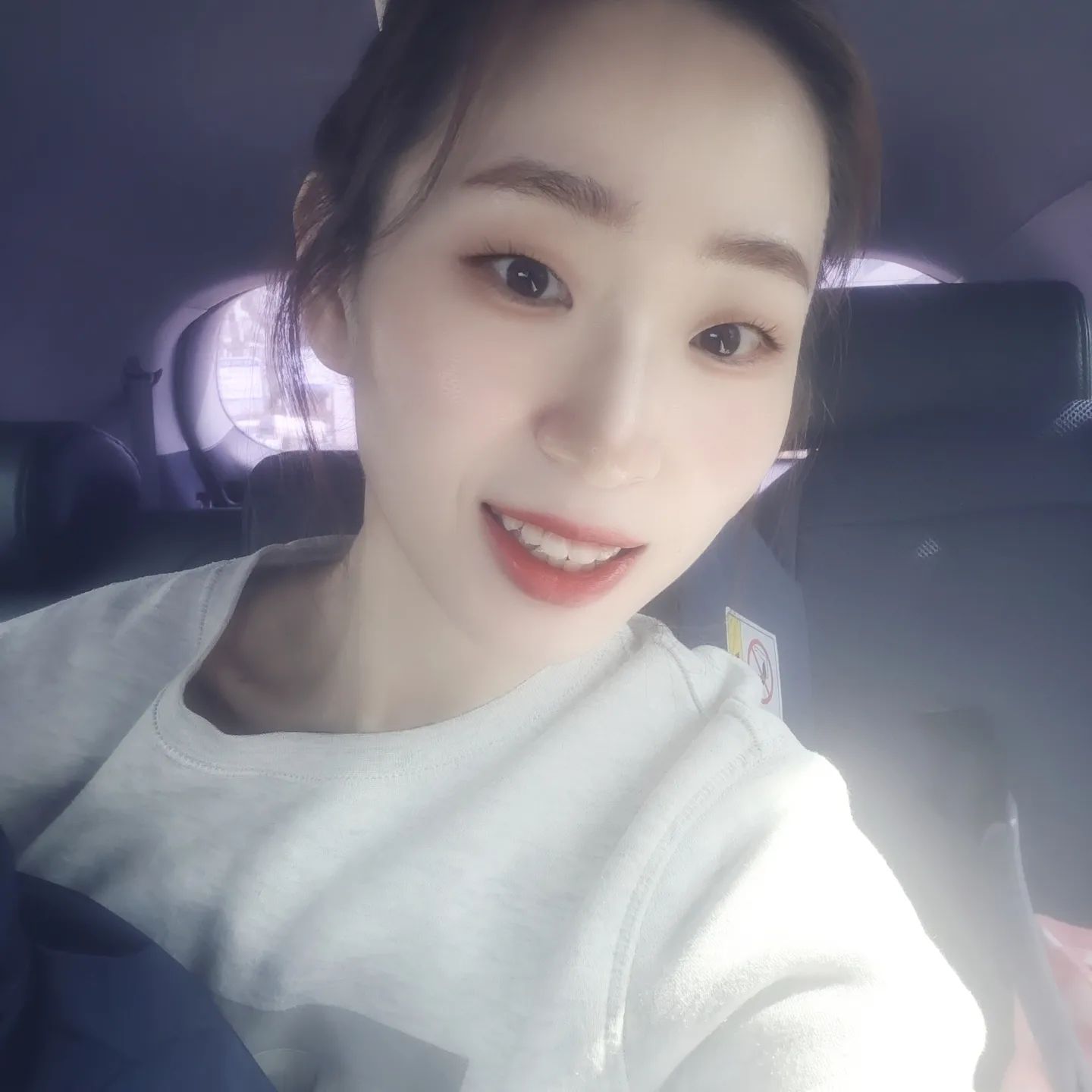 .
아무래도 
오늘은

이녀석을 뜯을 꺼 같단
말이야🤣

화장이 많이 순해졌다.

#내얼굴#술꾼아니에요#조금만#마셔요#셀스타그램#일상사진#셀카#드라이진#셀기꾼#다이어트#언제