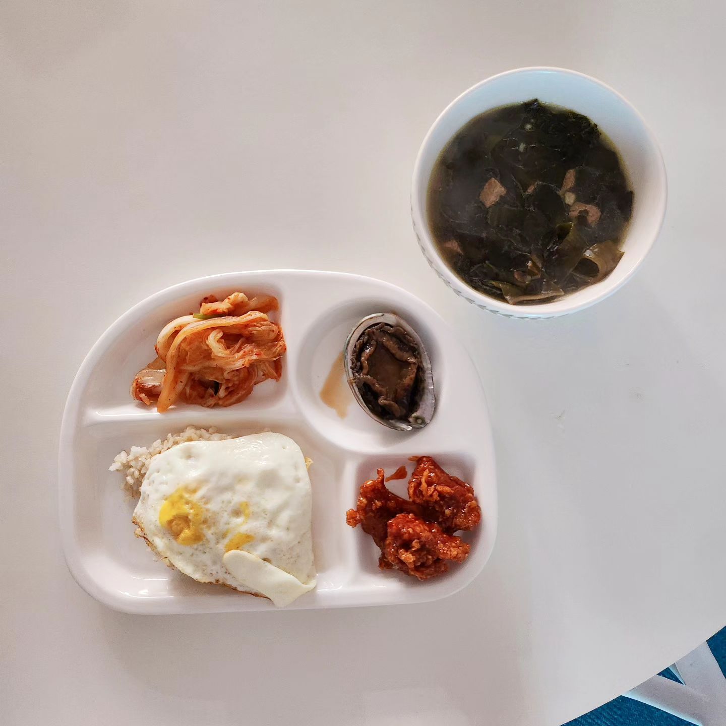 어제 신랑이 끓여준 미역국이랑 아침밥♡♡
어제는 맛만 살짝 봤는데
넘 맛있습니다 👍 

#신랑표미역국 #생일미역국 #고마워요 #맛최고 #집밥스타그램 #먹스타그램🍴