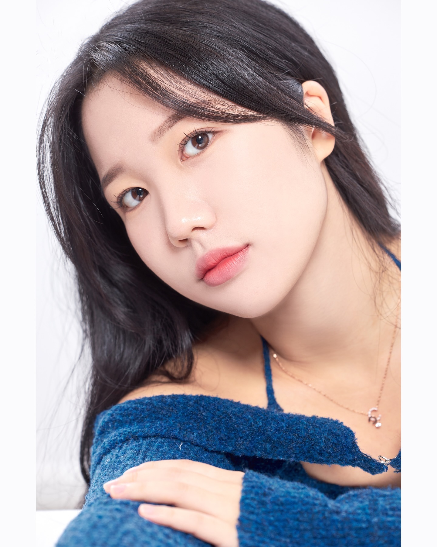 🌸우당탕탕 23살의 기록🌸

📌 1월~2월
- 탄자니아 교육봉사 (1/11~2/8)

📌 3월~4월
- 한국사 1급 취득
- 오사카 여행 (4/17~4/22)
- 대동제 공연 연습

📌 5월
- 석포여중 교육실습 (5/1~5/26)
- 대동제 공연 (5/17)

📌 6월~7월
- 기말고사
- 뉴욕 여행(6/26~7/1)
- 캐나다 단기파견(7/1~7/30)
- 휴학 (7/29)

📌 8월
- 광안리 버스킹(8/17)
- 우헤해 공연 연습

📌9월~10월
- 우헤해 상상마당 단독 공연(9/2)
- 제주도 플로깅(9/5~9/8)
- 유럽 여행(9/18~10/18)
- 첫 콘서트!!! 찰리푸스 내한(10/22)
- 제주도 여행(10/30~11/2)

📌11월~12월
- 부산 여행(11/9~11/13)
- 하이원 호텔조리 알바 (11/14~12/23)
- 호주 여행(12/24~12/31)
- 계절학기 복학

📌올해 도전하거나 새로 배우기 시작한 거
- 스카이다이빙
- 통기타 -> 내년에 3곡 자유연주 목표
- 스키 -> 배운지 총 5시간만에 패러럴 성공 무야호
- 경제 공부 -> 지금보다 체계적으로 재테크하기

올해 초 2023년은 기가막히게 쉴 거라고 호언장담했고 그 때문일까 역마살 제대로 낀 1년을 보냈다. 올해 가장 많이 들은 말이 “너 지금은 어느나라야? 한국이야?” 일정도로 국내, 해외 가릴 거 없이 집에 가만히 붙어있던 날이 없었다. 그 과정에서 많은 사람들과 마주했고 함께 지내면서 아직도 내가 경험해보지 못한 것들이 꽤나 많다는 걸 느꼈다. 수많은 경험 속에 늘 후회는 있지만 그렇기에 더 발전해 갈 날들이 기대된다.

올해는 정말 많은 일들이 있었던 덕분에 경험치가 급속도로 쌓였던 해다. 내년 이맘때쯤이면 이마저도 그저 일부가 되겠지만 차곡차곡 쌓다보면 꽤나 멋진 층리가 완성되겠지. 올해도 부족한 점이 많았지만 작년보단 나은 사람이 됐다는 건 확신한다. 물론 모두에게 좋은 사람은 못됐겠지만 그건 유감입니다,,ㅎ

마지막으로 언제부턴가 늘 생각하는 건 사소한 선택이라도 그게 모이면 꽤나 크게 결과가 바뀐다는 것이다. 순간순간의 선택이 모여 지금의 내가 있는 곳이, 옆에 있는 사람이 달라진다는걸 매년 느낀다. 여행하는 장소보다 함께하는 사람이 더 중요하듯 앞으로도 좋은 사람들과 함께하고 싶고 나도 그런 사람이 되고싶다. 내 모든 선택의 끝에 좋은 사람들이 많아서 행복했고 부족한 제 옆에 있어준 그대들에게 고미사ღ  제게 좋은 인연이 돼줘서 고맙습니다. 내년엔 모두들 덜 상처받고 더 행복하길 바라며 나한테 좋은 에너지만 얻어가길. 신나게 놀았으니 이제 도서관 지박령이 되겠습니다. 안,,녕

#프로필사진 #23살기록