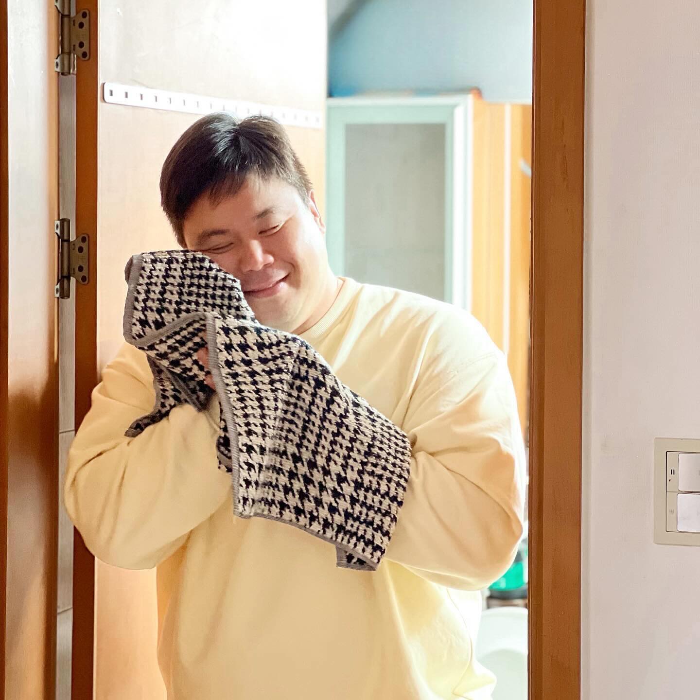 #광고

부드럽고 예쁜 수건 덕분에
우리집 화장실이 빛나는 #뫼베수건

고급진 체크패턴,
부드러운 원사 덕분에
푹신하고 흡수력이 좋아
샤워하고 닦으면 너무좋아염
히힛🤗

선물용으로도 좋은 고급수건
친구네 집들이선물로 또 준비해줘야징 🎁

moeve_korea 
#뫼베 #호텔수건 #고급수건 #수건추천
#예쁜수건  #타올 #수건 #독일수건
 #수건선물 #페이스타올 #호텔타올 #글렌체크수건