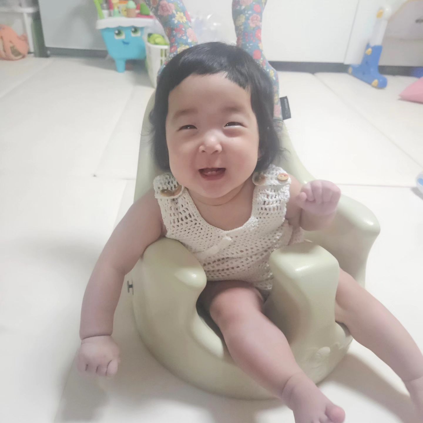 진짜 하루가 어떻게 가는지 모르게 사는거 같아요 ㅋㅋㅋ

셋째는 막 키우게 되는 듯... 
이유식도 내 맘대로 ㅋㅋㅋㅋ 
미안하다... 
엄마가 셋을 보고 재택도 하고
살림도 살고 이거저거해야해서
이해해줘 ㅋㅋㅋ 나중에 밥먹는 건 다 똑같어 ㅋㅋㅋㅋㅋ

애셋낳고 친정엄마가 베프가 되었고 🤣

결국 엄마네 아파트 같은 동 1층으로 곧 이사를 앞두고 있어서 더 정신이 없는 하루...... 

시옷이는 할머니가 짜주신 옷입구 신나쪄요😋😍

애셋을 키우다보니 아롱이다롱이 

시옷이는 빠른 아이는 아니지만 본인의 페이스대로 하루하루 성장하고 있다! 

오빠들이 있다보니 
강하게 자라고 있다 ㅋㅋㅋㅋㅋㅋㅋㅋㅋㅋㅋ

셋낳고 이번엔 살을 빼지 못해 건강도 좀 안 좋아졌는데~ 아이들과의 건강한 미래를 위해서 살을 좀 빼보려 한다! 

부디 잘 되길! 🙏 

아가들과 엄마들 화이팅😍🥰