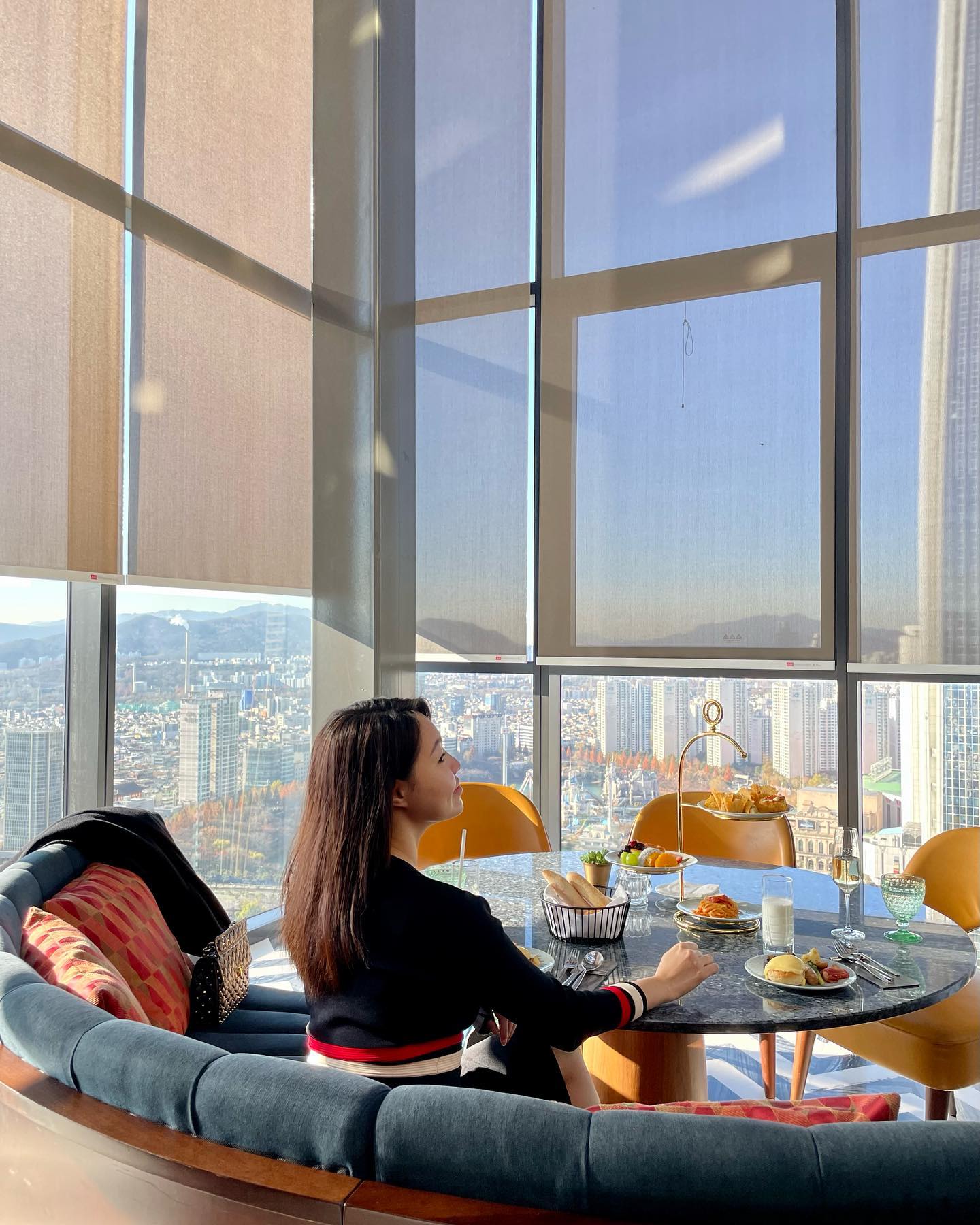 오랜만에 호캉스☺️
⠀
소피텔 너무 예뽀
돈은 롯데가쓰고 혜택은 소피텔이 받는다 
⠀
손때문에 수영장을 못간게 아쉽지만 방에서본 뷰만으로도 대만족 1000%
⠀
⠀
⠀
⠀
#소피텔 #소피텔앰배서더서울 #호캉스 #잠실 #롯데타워 #롯데타워몰 #sofitelhotel #hotel #연말여행 #행복 #🐟