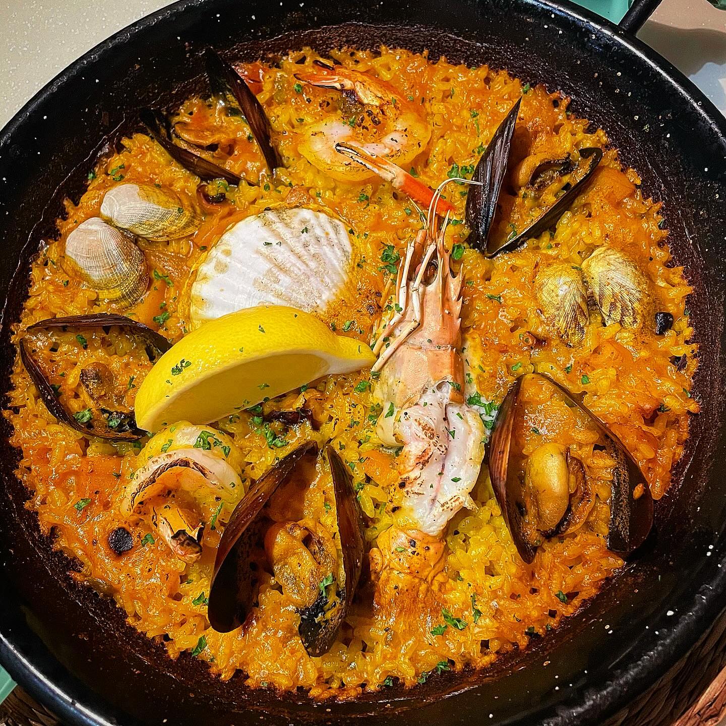 #전포 #빠에야 #부엔디아

생활의 달인에 나온 전포 빠에야 맛집 부엔디아‼️
네이비 색으로 눈길을 사로 잡는 외관이라 눈에 확 띄어서 못 찾을 걱정은 하나도 없었다.

가게 내부로 들어가면 1층과 2층으로 돼 있어서 층고가 높고 생각보다 넓었다.
앤티크한 분위기의 소품들이 있어서 뭔가 따숩고 안락한 느낌이 들어서 첫인상으로 좋았고, 한 쪽 벽면에 가득 채운 와인 인테리어가 굉장히 인상적이었다.

저녁시간에 방문했더니 1층은 만석이라 2층으로 올라갔는데 2층도 고급지고 조용한 분위기 덕에 데이트 장소로도 제격일 듯 했다.

빠에야 들어만 봤지 먹어본 적은 없어서 한껏 기대를 하고 해산물빠에야와 하몽크림 파스타를 시켰다.
주문 후 얼마 지나지않아 주문한 메뉴들이 나왔고, 맛있는 냄새가 솔솔나서 한 입 뜨기 전 부터 침이 꼴깍 넘어갔다.
잘 익은 파스타 면에 넉넉한 크림소스가 진득하고 녹진해서 지인짜 맛있었당,,,🐷
(원래 크림파스타를 좋아하는 편인데 고개박고 먹음)

드디어 빠에야‼️
해산물빠에야답게 다양한 해산물이 낭낭하게 들어있고, 직원분이 알려주신 레몬즙을 살짝 뿌려서 먹었더니 입맛을 돋아줘서 좋았다. 빠에야는 해산물이 많이 들어갔지만 전혀 비리지 않았고 특히 꾹꾹 눌러진 부분을 긁어먹는 게 맛있어서 계속 먹었다..ㅎㅎ

접하기 어려운 스페인 요리를 먹어볼 수 있어 좋았고 빠에야 외 다른 메뉴들도 맛있고 내부 분위기가 좋아서 데이트나 식사 장소로 강력추천

📍가격
✔️해산물빠에야 : 18,000원
✔️하몽크림 파스타 : 16,000원

#먹뽀N #부산 #부산맛집 #서면 #서면맛집 #전포 #전포맛집 #빠에야 #빠에야맛집 #데이트 #데이트추천 #스페인요리 #먹방 #먹팔 #먹스타 #먹스타그램