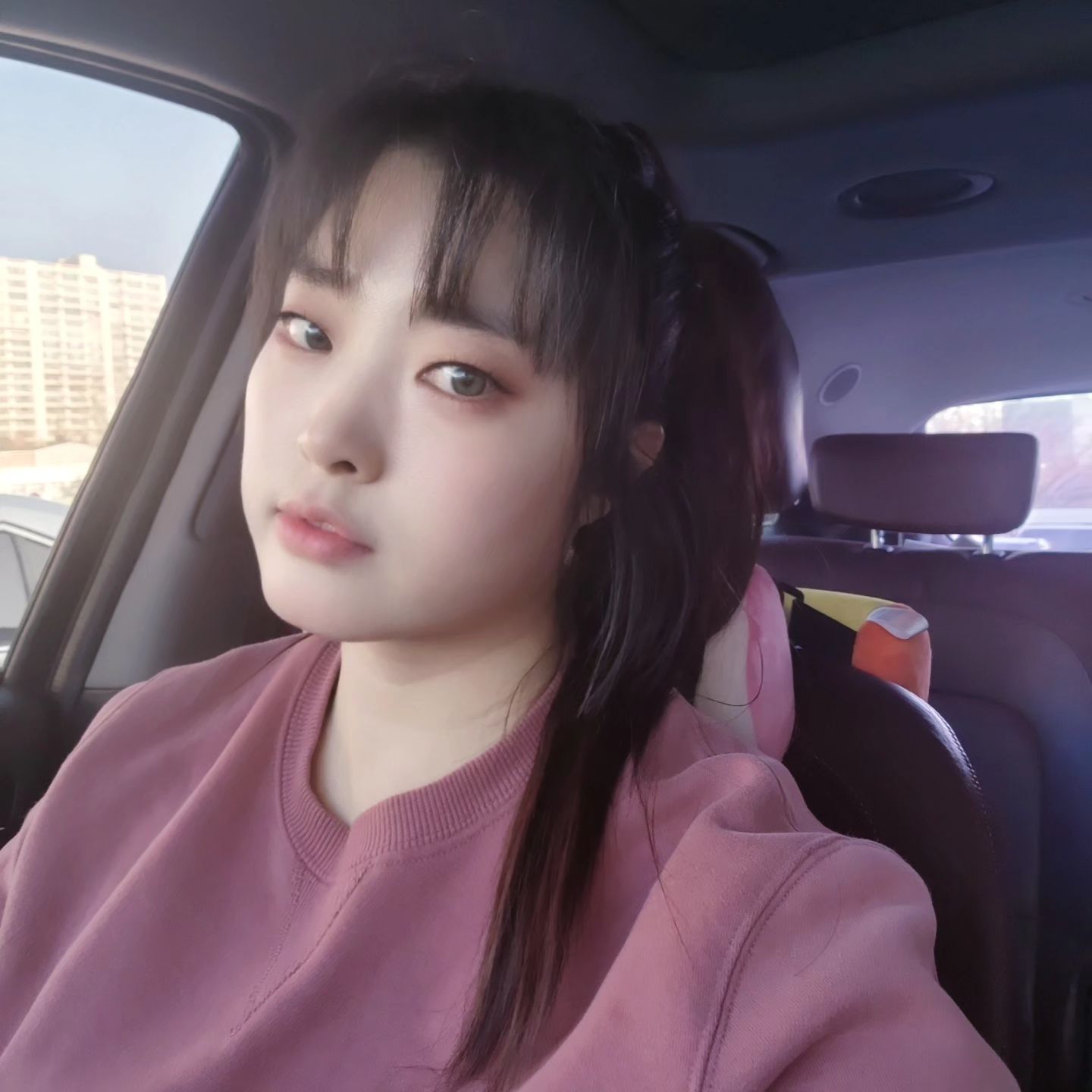울딸 가발 샀길래 착용해봄
한김에 Full메이크업
같이 일하시는 분들이 오늘 어디가냐고?
무슨 날이냐고 물으셨어요 ㅋ
그냥 그런날있잖아요 
왠지 화장하고 한껏 꾸미고 싶은날이요 
오늘이 그날이였나봐요
#일상기록
#포니테일가발