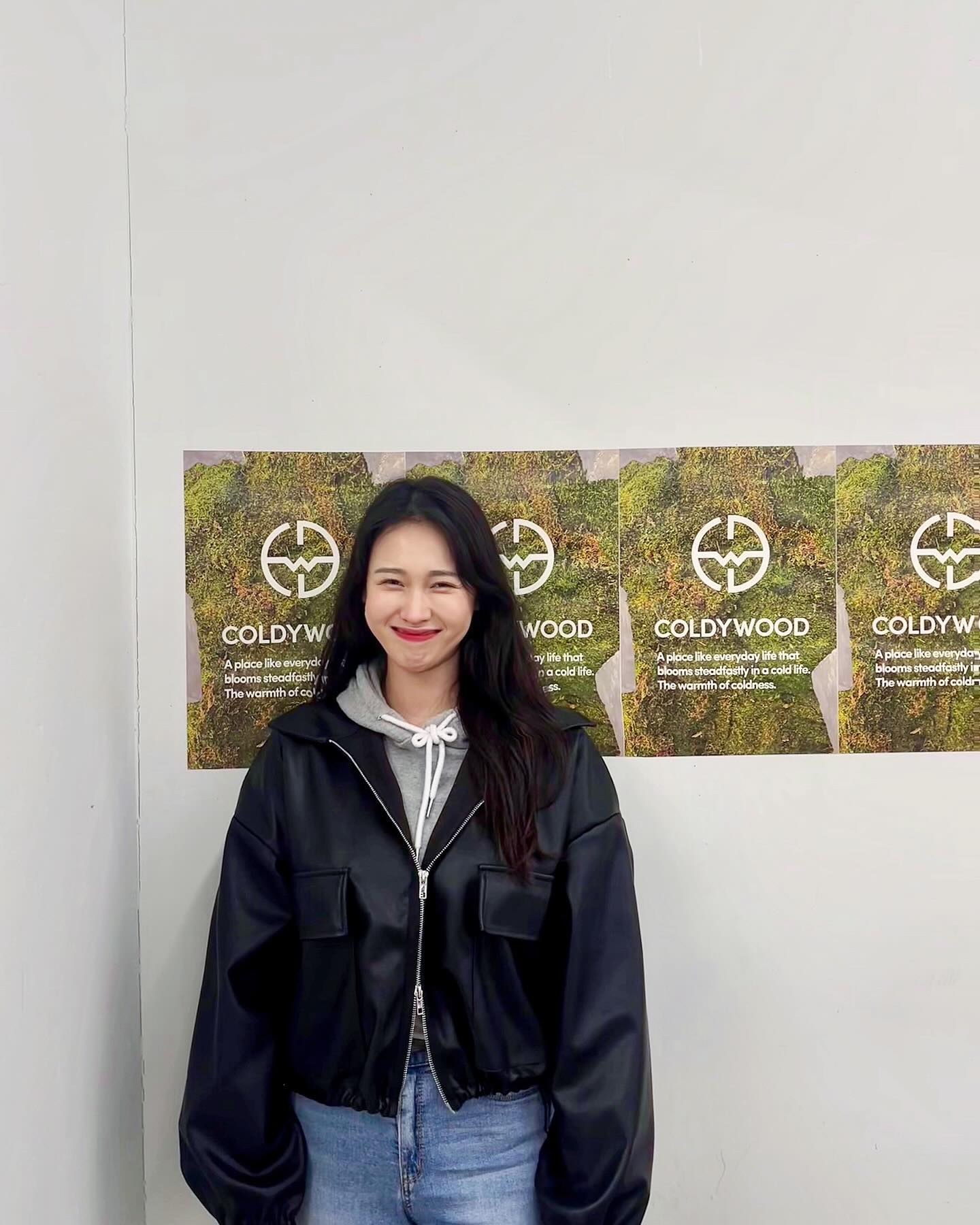누누 껌딱지 유딘이의 주말!🐼

주말 당직근무에 조사까지 하느라 조금 기다렸지만!
그래도 퇴근 마중 가는 길과 기다리는 순간은 매번 설렌당 헿!🤗
(근데? 깅거누가 카드 찍고 자기만 쏙 탈출해서 개쫄았다,,😳)

날씨가 넘 좋아서 경복궁에서 안국,종3까지 걸어가구~

지난주에 같이 못 먹은 피자 먹으러 갔는데,
세상에 마상에 쉬림프 피자가 진짜 미쳤고~ 너무 맛있었당ㅠ

야무지게 둘이 한 판 다먹구 익선동 구경하다 썬그리도 사구~
푸바오 프레임이 생겼다고 같이 올만에 사진두 찍구~

북촌 동네 구경하다 삼청동 카페 갔다가
인사동으로 또 산책 쓰윽 하니 2만보는 걸었다,,ㅎ
피자 먹은거 아주 다 소화 됐음 우하하하😂

퇴근하고 데이트 하느라 피곤했을텐데
유딘이 놀아주느라 곰마오 누누씨,,🫶

Ps. 깅거누가 바라보는 시선 #웃상☺️ #하트입💗 

#북촌한옥마을 #삼청동 #안국동 #콜디우드 🌿