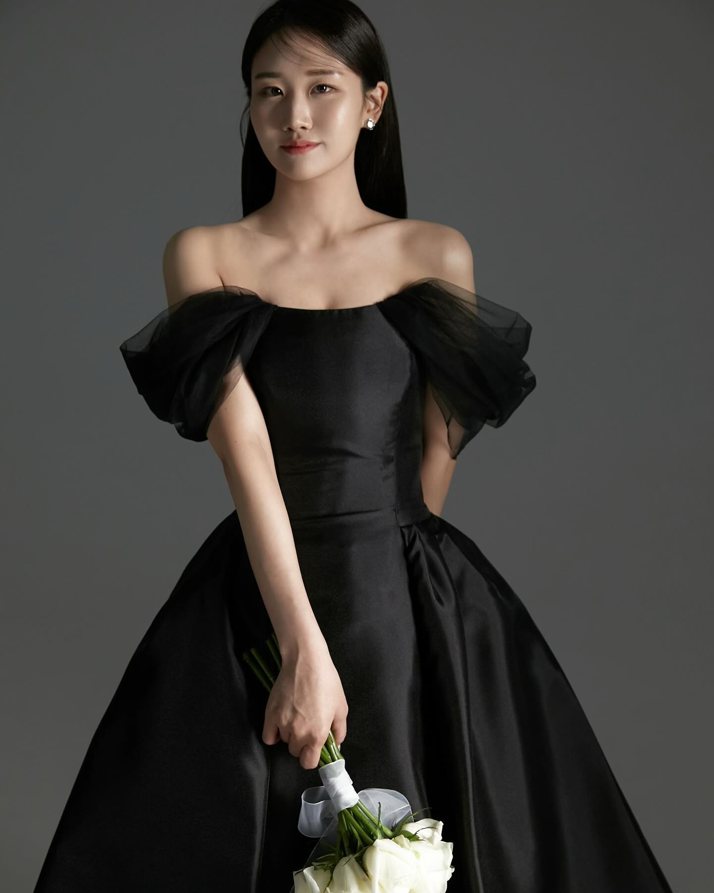 Black Dress🖤 #현조_웨딩 #웨딩촬영 
Tmi 마릴린먼로 장미도 직접 꽃 시장에서 사서 만든 부케💛
.
#조앤힐 sujin.k__w 
#스튜디오 melofield 
#드레스 selectionh 
#메이크업 woojeong_wed 
#헤어변형 vitden_wedding