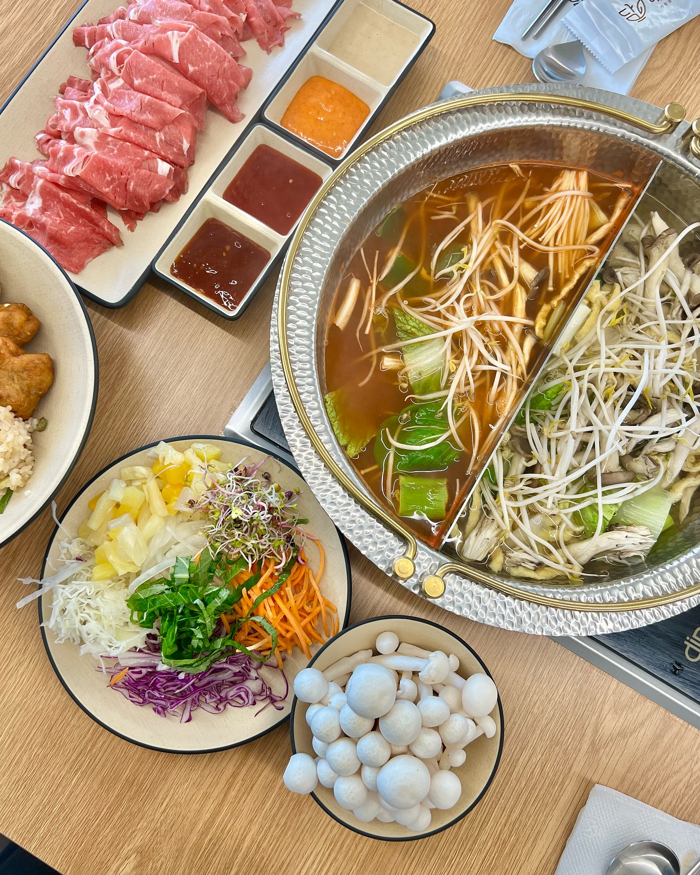 14,900원에 샐러드바,월남쌈이 무제한인
애담샤브 안산직영점에 다녀옴 😚🧡
(aedam.shabu_ansan )

-

단체로 오기 딱 좋은 애담샤브 넓은 홀과 깔끔한 테이블
맛있는 사이드 요리, 죽은 물론이고 쌀국수 까지 !
가족 외식하기 , 모임하기 좋은 분위기 💓
회전 잘되는 신선한 야채들과 재료들 샤브샤브가 
더 맛있어지는 애담샤브 안산직영점 

-
#안산맛집 #고잔동맛집 #중앙동맛집 #애담샤브