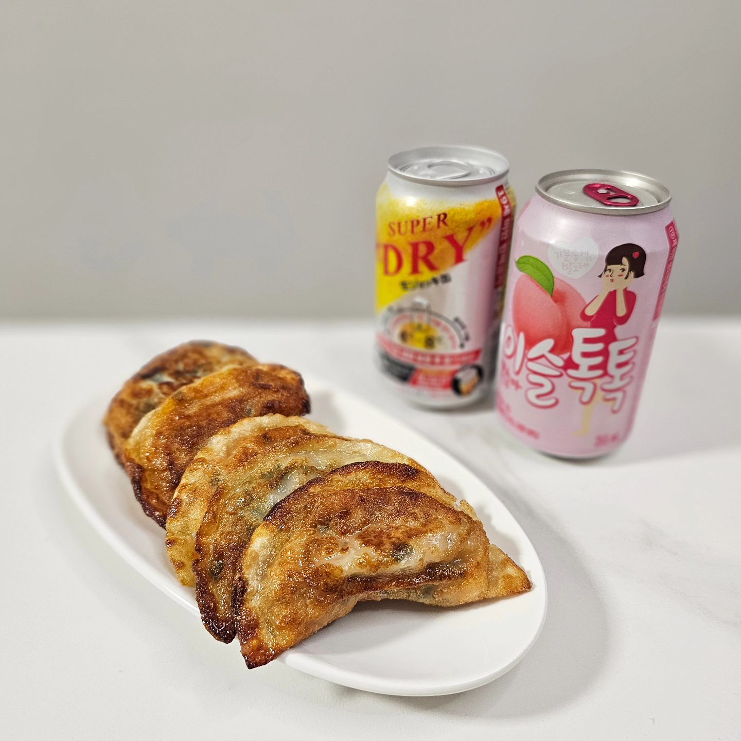 #협찬

하루의 피곤이 풀리는 야식타임
맛있는 #만두 😍

돌아가신 할머님에게 전수받은
#전주손만두맛집

모든 재료는 국산에
손수 만든거라 그런지
엄청 맛있어요 😊

진짜 행복하다..❤️

아기만두 어른만두 구분되어있어서
애기랑 함께 먹기도 좋아요

아기만두는 유기농으로 사용하여
기계없이 칼질로만 맛을 내
속이 불편하지않답니다

저는 김치만두와 고기만두 맛봤는데
고를 수 없을정도로 다 존맛 🙆‍♀️

#호매실만두맛집 #아기만두 #유기농만두 #어른만두 #만두맛집