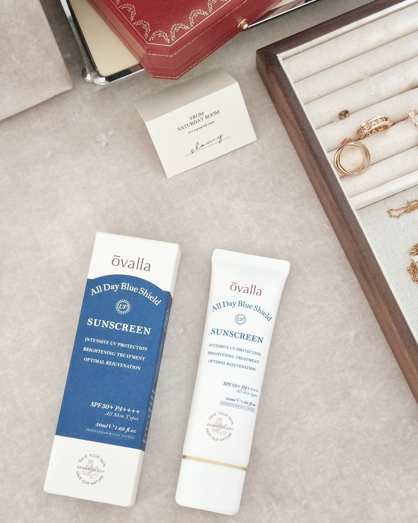 _
오밸라 올데이 블루쉴드 선크림☀️
SPE50+ / PA++++
점점 덥고 강해지는 햇빛에 선크림 꼭 바르셔야 하잖아요~?
오밸라 선크림은 1달정도 써보았는데 
너무 만족해서 공유하고 싶었어요☺️

주름과 미백개선에도 좋고 
화장밀림, 끈적임이 없어 사용하기 너무 좋더라구요! 
9가지 허브추출물도 들어있어 성분도 좋답니당
믿고 편하게 잘 쓰고 있어요ㅎㅎㅎ

#오밸라선크림 #오밸라 #선크림추천 #톤업선크림 #선크림