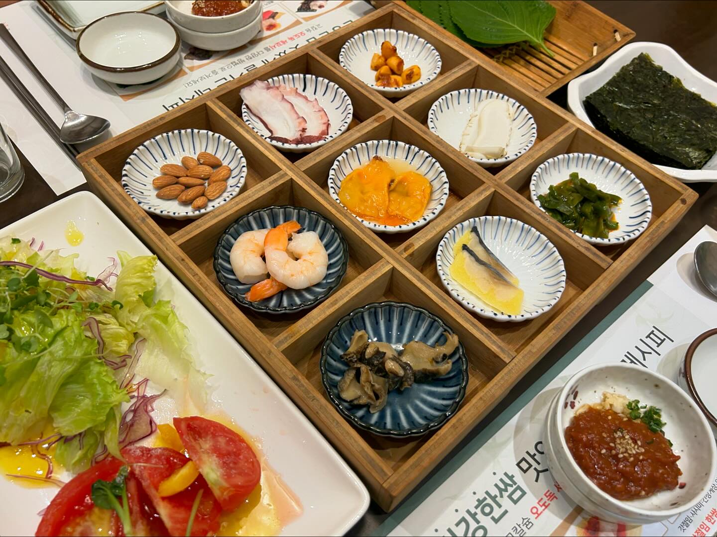 #협찬 #중구맛집 #시청역맛집 #서울역맛집 #해담채시청점 #프라이빗 #개별룸 #미팅 #회식 #연인 #가족 #상견례 #한정식 #코스요리 #해초바다요리전문점 #먹스타맞팔 #먹스타 #먹스타그램 #맛집스타그램 #서울맛집 #해산물맛집 #해물코스

미팅! 가족모임! 이벤트에 알맞는
고급스러운 해물코스요리는? 
시청역 해담채를 추천드립니다🤤💛

해담채는 개별룸 및 프라이빗 단독룸으로 
연인 가족 동료 상관없이 깔끔하고 조용하게
맛있는 코스 요리를 맛볼 수 있는 곳인데요〰️〰️

#바다a 코스😋

친절한 이모님께서 갖다주시면서 
하나하나 설명을 해주셔요!!
먼저 처음부터 입 떡 벌어지는 
이 고급스런 모듬 비쥬얼 크...🫢🔥
입맛을 돋구는 유자 샐러드와 
각종 회들을 깻잎과 김에 
싸악 말아서 먹어준 다음엔
메인 회가 나옵니다!! 

세꼬시외 광어를 비롯한 3종 사시미!!
쇠미역이랑 톳, 묵은지에 한쌈 해먹으면 
또 얼마나 맛있게요~~❣️❣️
정신없이 먹다보면 복어튀김, 
카프레제, 족발이 3차로 나옵니다!!😁
넘 행복하다... 
타이밍은 또 어찌나 잘 맞춰주시는지요✌🏻
게다가 이모님 매우 친절하셔서 
먹는데 기분도 좋았어요!💗💗

마지막으로는 고등어 조림과 밥, 
김치, 매운탕까지 쓱쓱 비벼 먹어주면
오늘의 바다 코스는 끝이 났습니다!!! 😉

입가심으로는 매실차 마셔주니 
든든하고 깔끔한 한끼가 완성이었습니다..
정말 위치도 좋고 맛도 좋은 해담채에서 
행복한 끼니 잘 먹고 왔어요❕❕❕🫣

- 주소 : 서울 중구 칠패로 37, HSBC빌딩 지하1층
- 예약번호 : 02-318-4997
- https://naver.me/xUSttTyt