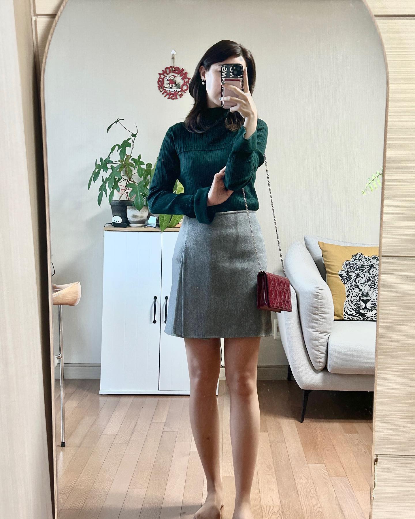 #glamjh_ootd #뗘니룩 #협찬 
오래되서 길이 수선한 스커트와 좋아하는 그린 목폴라👀✨
 mildfriday 에서 보내주신 리본진주 귀걸이🎀
진주 정말정말 좋아하는데 요거 완전 러블리🖤🤍
연말이라 모임 많은데 착용할 수 있게
3개나 보내주셨는데 하나같이 넘 이뿐거잇죠🥹🥹
또 다른느낌으로 담에 또 착용해볼께요🫶🏻
연말 악세서리 구경하고싶다면 #마일드프라이데이 🩷

최근에 컨디션도 넘나 안좋았는데 교통사고까지나서
이것저것 다 하기 싫다보니 한동안 뜸했는데...
다시 열심히 올려볼께요오🫣🫣🫣

Top : o2nd_official 
Bottom : mine___official 
Earring : mildfriday 🎁
Bag : dior