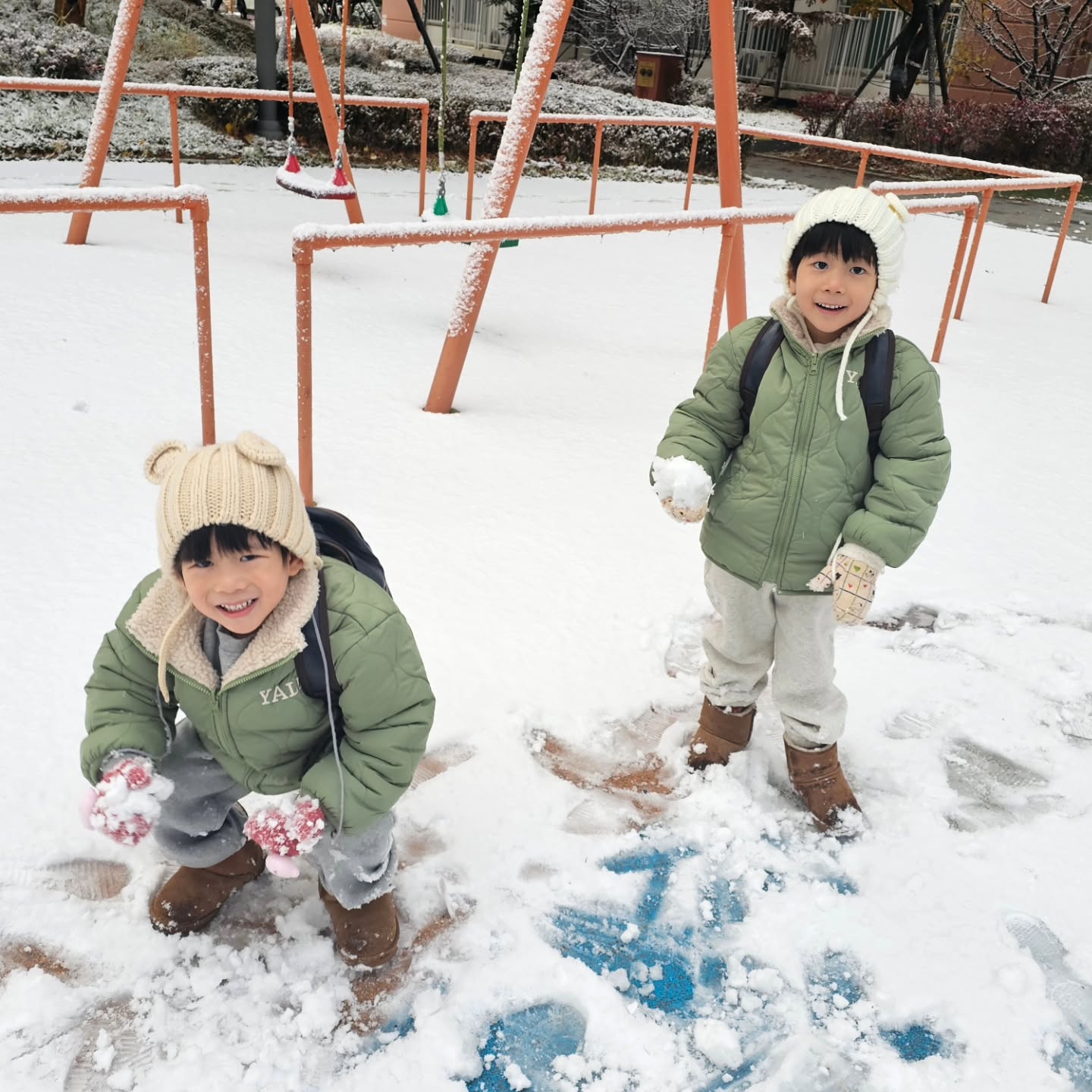 ❄️

첫눈이다~~~!!!
아침에 눈 많이왔다고 학교n얼집 가기전에
놀고가려면 얼른 준비해야 한다니
바로일어나는 어린이들🤭
놀이터에 쌓여있는 눈으로 신나게 놀고 등교n등원 완!!
다들 들어가고 나니 눈이 엄청쏟아진다아~
이따가 또 재미나게 놀쟈💕

#첫눈 #2024첫눈 #눈놀이 #등원전 #등교전
#9살 #7살 #5살  #쌍둥이 #사남매
#육아스타그램 #육아맘 #워킹맘 #도치맘 #다둥맘 #애넷맘 #남매맘 #육아 #일상 #귀요미들 #예쁜아기 #twins #형제둥이 #사랑둥이 #내사랑 #사랑해 #❤️