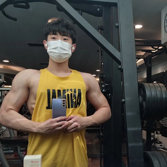 봉관 🇰🇷Bong Gwan on Instagram: "#광고  #글루타치온 

#오운완 오늘은어깨 코어 ✔️코코넛농사중 🚜
오늘은 피부관리도 좋고 부모님 선물로 딱!!
좋은 제품을 소개해 드려요👍👍

✅️고함량 이츠하이 글루타치온 
6가지 프리미엄 성분 함유 
콜라겐 :피부를 지탱하는 기둥
비타민C :콜라겐합성+ 활성산소부터 몸 보호
히알루론산: 피부 수분유지 
밀크세라마이드 : 피부장벽 더튼튼하게 유지
엘라스틴 : 콜라겐 연결 역할 
13곡 효소 -> [프로테아제 ,a-아밀라아제]
 :단백질 ,탄수화물 분해 도와줌

하루2정으로 간편하게 먹고 피부관리하기✌️ 

이런분들에게 추천드려요!!
🔸️평소 이너뷰티에 신경 쓰시는분들
🔸️생기있는 피부를 가지고싶은분들
🔸️안전하고 믿고 사용가능한제품을 찾는분들
🔸️요즘 피부가 푸석푸석하신 분들 
🔸️피부 노화를 늦추고싶은분들 

구매링크! 

https://m.smartstore.naver.com/eatshigh/products/7399436960

#광고#이츠하이#글루타치온#글루타치온추천#글루타치온효능#글루타치온화이트#글루타치온미백#글루타치온후기#피부관리#미백관리#웨딩준비#웨딩촬영"