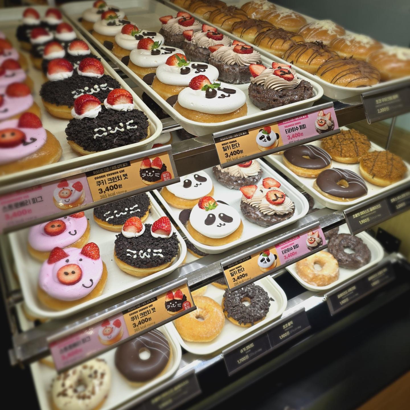#크리스피도넛 #크리스피크림도넛 #도넛 #donut #donuts
#일상 #영등포 #먹스타그램 #맞팔환영 #소통해요

krispykremekr 

귀여운 딸기도넛이 가득한 크리스피크림 도넛!

겨울방학을 맞이해 2주넘게 시골에가서
놀고 먹고 인천 상경 했어요~

영등포역에 내려서 
오랫만에 좋아하는 크리스피크림도넛 고고!

역시 도넛은 크리스피도넛입니다!

귀여운 잔 뽐뿌와서 사주까? 하니까
절약 유전 받은 큰딸이 괜찮다며 거절 오호~

설문조사하면 오리지널 도넛을
하나 더 먹을 수 있어요 히히😍
