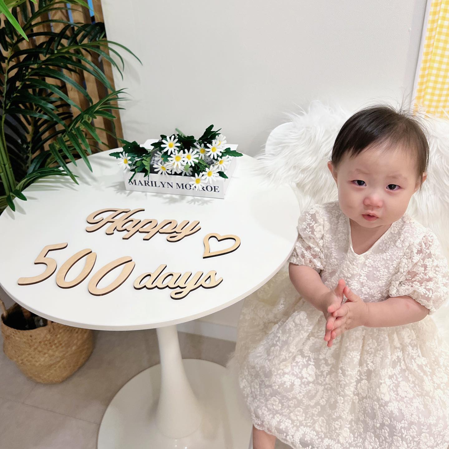 👼🏻눈도 못 뜨던 갓난아기가 어느덧 500일이 됐네요!이젠 걷는것도 부족해서 마구마구 뛰어다녀요^^
알아듣는 말도 제법 많아지고,고집도 생겼죠~어른들 행동을 따라할때면 웃기고,내가 아이를 이렇게 키웠다는 생각에 뿌듯해요!!
그중에서도 제일 고마운건 크게 앓지 않고 알러지도 없고 밥 잘 먹고 낮잠,밤잠을 잘 자는것,건강하게 쑥쑥 잘 자라는것보다 더 고마운게 있을까요?
날 보며 웃을때면 처음 그랬듯이 지금도 행복감에 마음이 뭉클해요!🥹
어제는 남편이 그러더라구요.
아이가 생긴후로부터 눈물이 많아진것 같대요.전에는 별거 아닌 일들이었는데 지금은 툭하면 눈물이 핑 돈다고 ㅋㅋㅋ
딸바보 인정!👍🏻
울애기 지금처럼만 잘 커줬으면 좋겠어!
넌 나의 기쁨이고 나의 보물이야,
영원히 사랑해!🩵🩵🩵 

#500일아기 
#16개월아기

#5월생아기 #성장기록#육아일기 #호랑이띠아기
#인스타베이비 #아기키우는집 #아기#딸육아 #일상기록 #육아소통#오늘의아기#아기모델#딸룩#베이비룩
