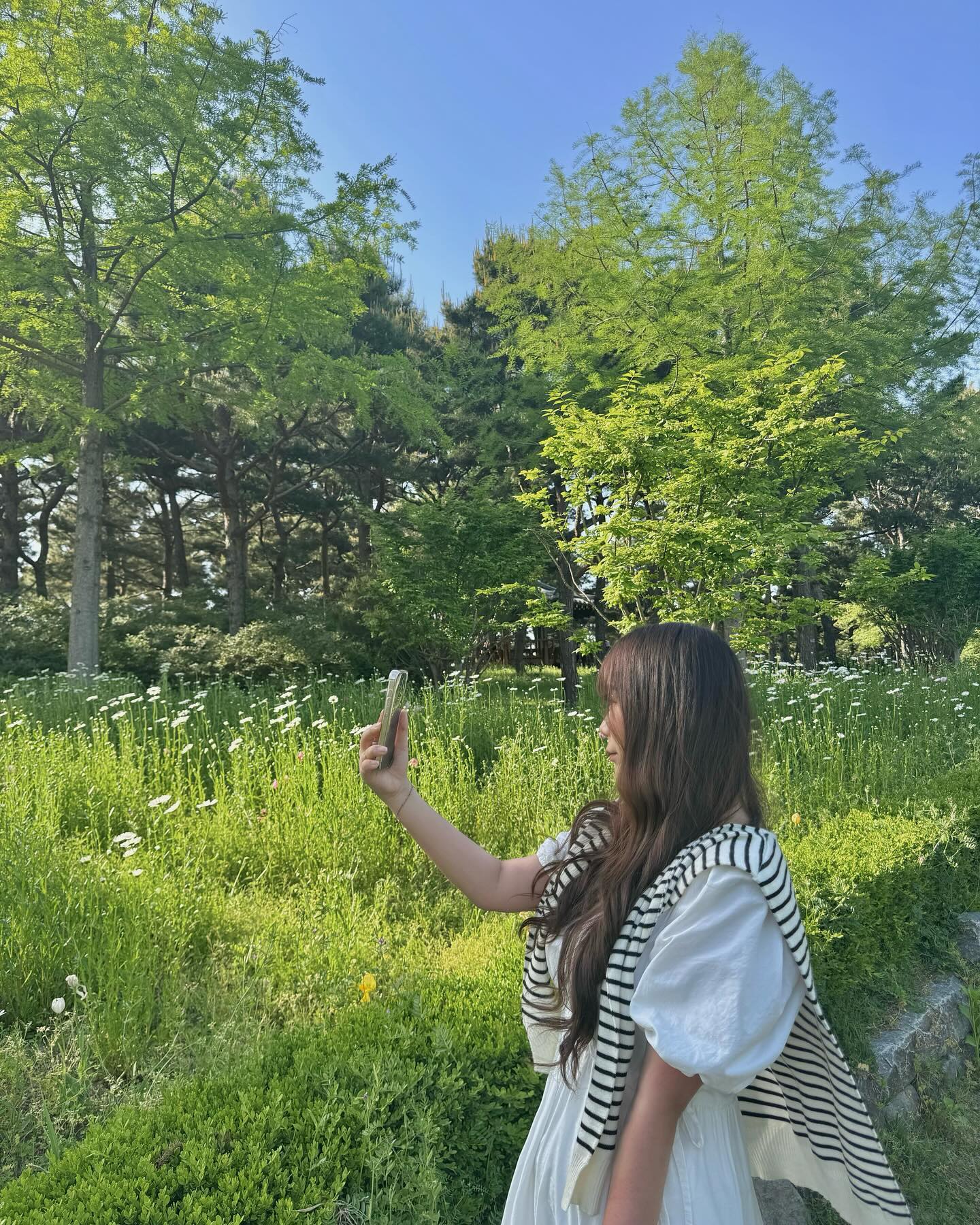 행복했던 피크닉 🌿
 ⠀ 
1. 셀카 찍는 척 📸
2. 자, 머리 넘기면서 여기보고~ 슬며시 미소~ 
3. 꽃 냄새 한번 맡아보고~
4. 세상에서 제일 신난 김잼민 
5. 뭐 보고 놀랬게 ~ 😬
6. 튤립 찾으러 가는 요정 🧚🏻‍♀️
7. 푸바오 대신 놀러온 판다들 (사진으로 보니까 꽤나 징그러움)
8. 피크닉에 노래는 빠질 수 없어 〰️🎵
9. 지향공주 간만에 솜씨 발휘 😉😉
10. 피크닉 3시간동안 힘들어서 카페로 도망
 ⠀ 
순서 고르는 데 동참해주신 모든 분들 모두 사랑해여..ෆ
다음에 또 부탁드릴게요,, ෆ
