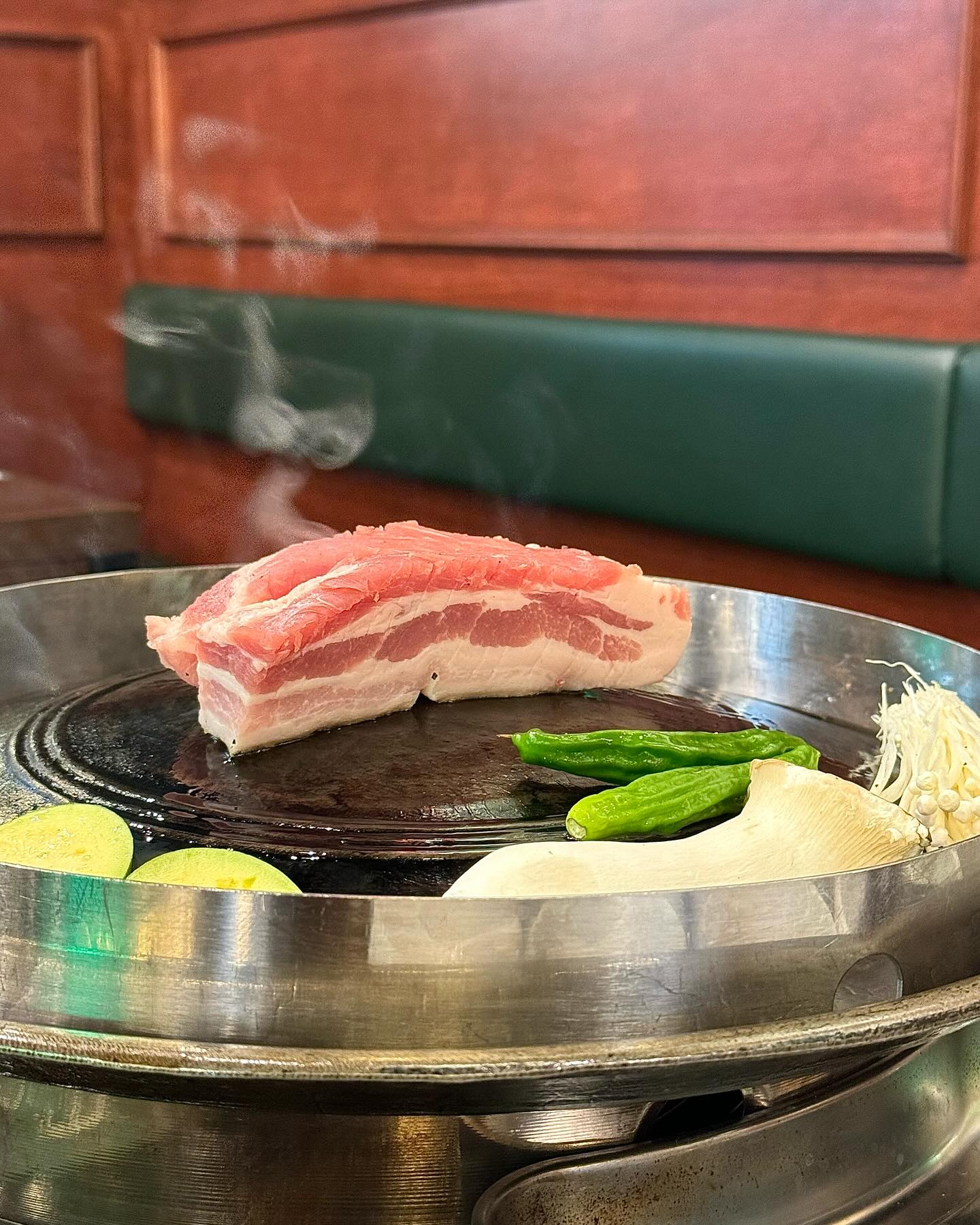 #협찬 삼겹살은 늘 옳지요😝 솥뚜껑에 구워 맛도 up up!!! 전라도식 삼겹살은 상추에 싸먹는 거와 좀 다르게 여러가지 젓갈과 김에 싸먹는 스타일이라 조금 생소했는데 와! 정말 계속 들어가는 맛🫶🏻🤤 
여러가지 곁들여먹는 토핑들이 여러가지라 입맛에 맛게 먹기 딱🤭 

서비스로 주신 육회와 묵은지 김치찌기는 정말 돈주고 사먹어도 안아까울 맛이에요 
밥하기 싫은 불량주부 😝따로 포장 안되냐고 물어봤자나요 제발 찌게도 포장 팔아주세요🙏😂

삼겹살이 뭐 거기서 거기겠지?가 아니고 새로운 맛을 맛보고왔고 매장 분위기도 좋아서 모임장소로도 좋을것 같아요!

직원분이 구이부터 먹는법까지 자세히 알려주셔서 기분 좋게 먹고왔어요🥩

#평택맛집 #비전동맛집 #평택비전동맛집 #평택고기집 #소사벌맛집 #소사벌고깃집 #평택회식장소 #평택연말모임장소 #고부돈솥뚜껑구이