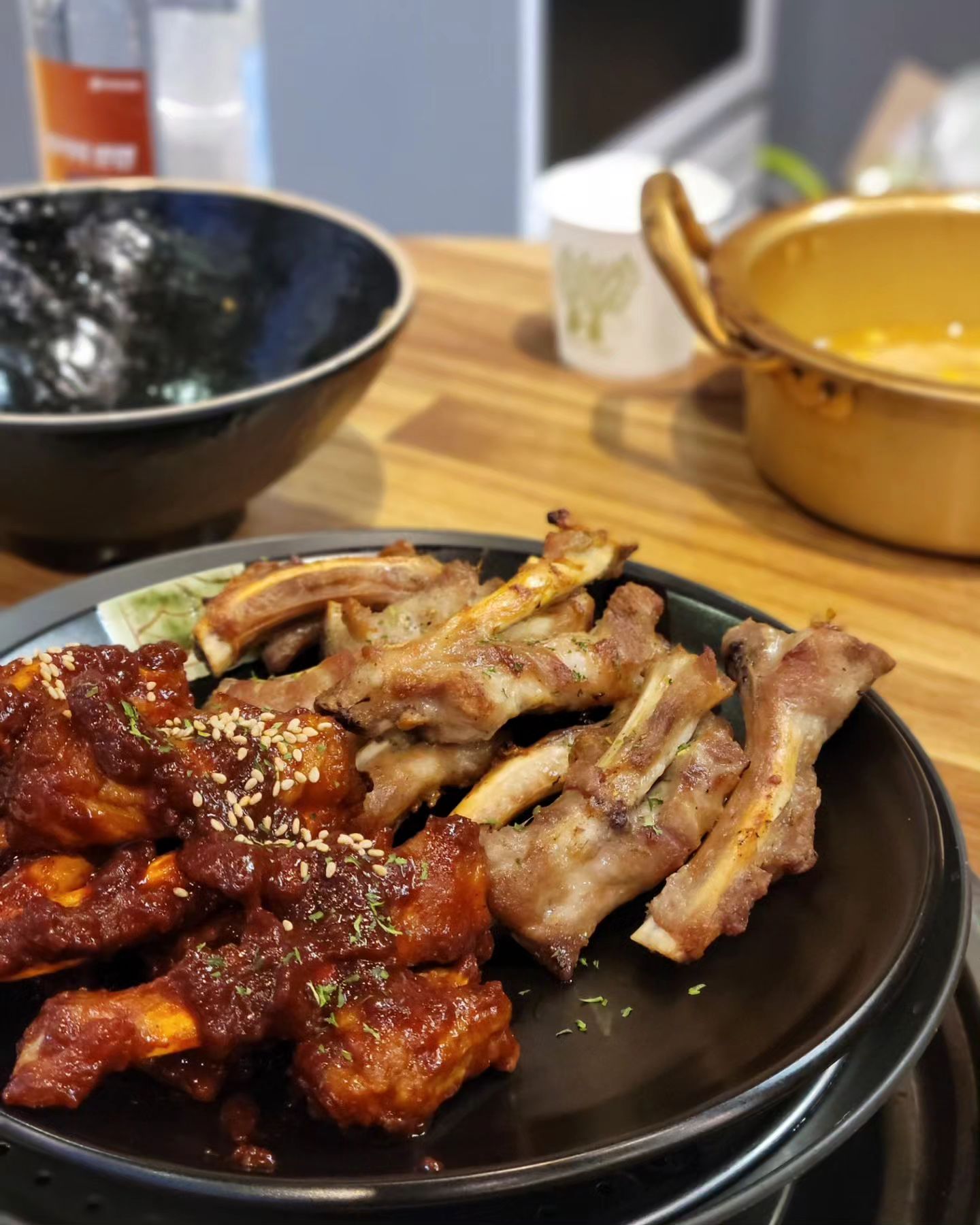 🍴쪽갈비(돈오락쪽갈비)🍴
.
❗️부산시청 쪽갈비 맛집❗️
.
부산시청 바로근처에 위치한 돈오락 쪽갈비💕
쪽갈비는 오랜만이라 설레는 마음으로 방문!
.
메뉴는 반반쪽갈비에 빠질수 없는 날치알 주먹밥까지😋
반반메뉴는 맛을 두가지 선택가능한데 맛종류로는 생쪽갈비(소금구이), 양념쪽갈비, 간장쪽갈비, 매운쪽갈비, 땡초간장쪽갈비, 불쪽으로 다양한 맛이 있다😲
우리는 소금구이와 양념쪽갈비 주문🥰
.
메인메뉴 나오기전 기본찬으로 두부김치, 콩나물국, 도토리묵, 샐러드, 양파장아찌가 먼저 나오고 소스도 매운소스, 소금, 마요소스는 기본제공이라서 다양하게 맛볼수 있다는 점👍
.
쪽갈비는 다 구워져서 나오고 계속 따뜻하게 먹을 수 있도록 불 켜서 데펴서 먹는 방식😋
살도 먹기 좋게 뜯겨져있고 양념이 잘 베여있어서 맛있는 쪽갈비💕
.
날치알 주먹밥도 양이 많아서 쪽갈비에 같이 먹으니 든든하게 배부른 정도😚
주먹밥도 쪽갈비랑 같이 올려두니 마지막까지 따뜻하게 먹음!
.
쪽갈비 땡기는날 추천👍
.
❗️쪽갈비에 주먹밥까지 맛있는 맛집❗️
.
🔹️부산 연제구 거제천로 117 1층
🔸️반반쪽갈비(소) 29,000
🔸️날치알주먹밥 4,000
🔸️사이다 2,000
.
.
#협찬 #돈오락쪽갈비 #부산시청맛집 #부산시청고기집 #부산시청술집