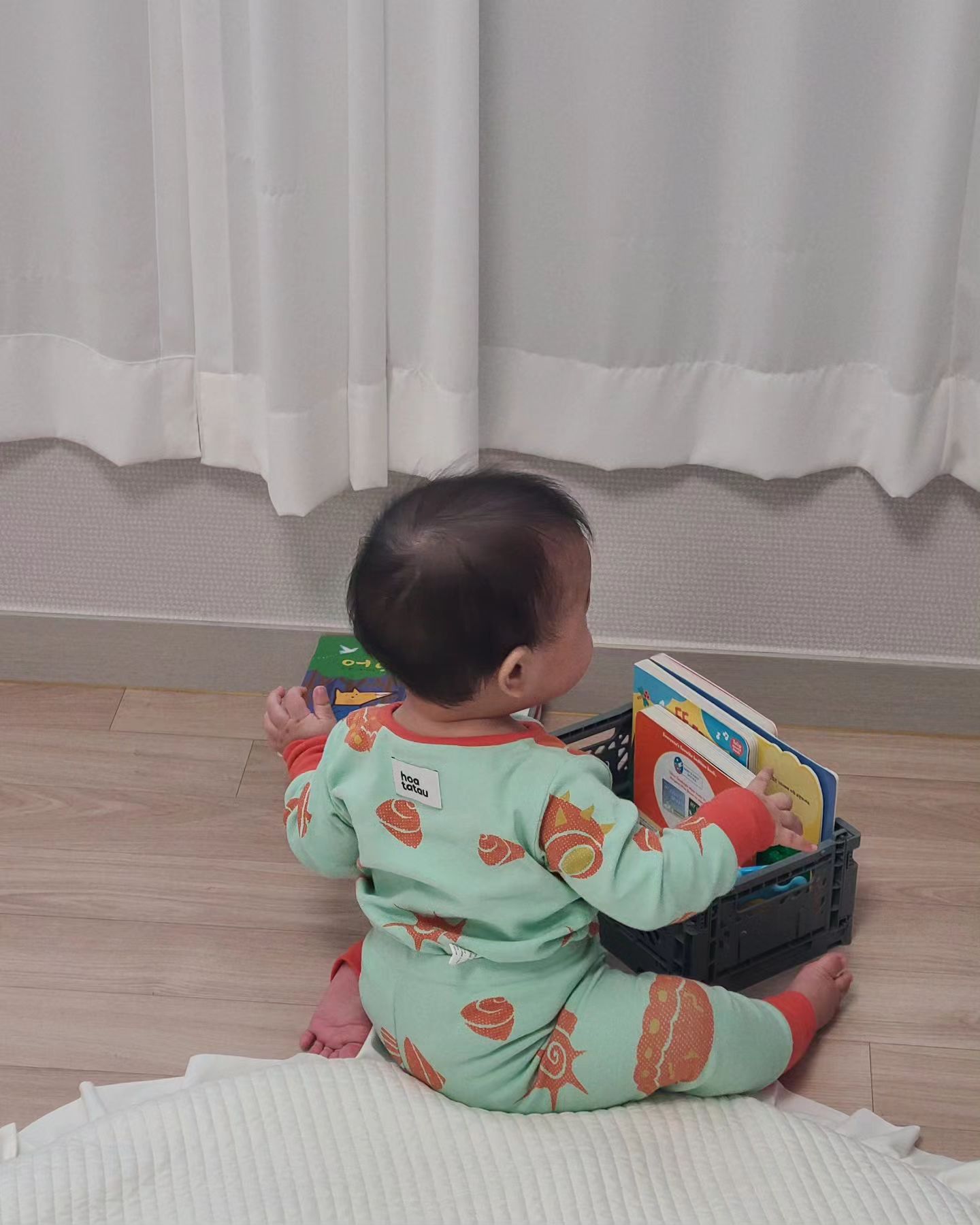 #협찬

다른 건 몰라도 시하가 사용하는 섬유들은
소재를 많이 따지는 편이다.
특히 옷이나 이불 같은 제품들은
아이 피부에 직접 닿기 때문에
신경을 안 쓸 수 없는데 또 소재만 볼 수 없고
디자인도 봐야하는 나란 엄마 👩 

워낙 모노톤을 좋아해서
시하 옷이 대부분 베이지 톤의
은은한 컬러만 있는데
이번에 알게 된 키즈브랜드 호아따따의
실내복은 소재에 컬러감에 패턴에 뭐 하나
빠지는 게 없었음! 🪅🪡🧵 

시하가 입은 제품은 오색딱따구리 슬림 상하(초록색)와 쉘즈 셋업(연두색, 주황색 시보리) 90사이즈. 

호아따따 전문 일러스트 작가님과 협업해
작업된 화려한 패턴과 컬러감이 특징인데 

그냥 화려하기만 한 패턴이 아니라
아이들 체형에 알맞게 제작된 패턴이라
활동성이 좋고 원단도 직접 제작한 원단만 사용되어서 세탁 후 원단 변형이 적은 게 사실 제일 큰 장점 인 듯, 원래 안되지만 건조기 막 돌려도 그대로인 실내복은 너가 첨이야...💚 

그 외에도
목 부분이 비교적 넓게 나온 게
옷 입힐 때 너무,,, 편한 점. 

또래에 비해 몇 사이즈 크게 입는 자이언트 베이비
시하는 아무리 쫀쫀한 실내복입혀도 워낙 활발해서
계속 흘러내리는데 특히나 쉘즈 셋업은 소매와 발목 부분에 시보리 처리가 되어 있어서 흘러내리는 게 없다는 점. 

옷이 왜 이렇게 퀄리티가 좋나 했더니
에트와, 아가방, 모이몰른 등 웬만한
우리나라 유명한 키즈 브랜드의 30년 OEM
생산능력을 갖춘 회사의 브랜드였네.
어쩐지 ㅋㅋㅋㅋㅋ 다르다 달라 

원단 제작부터 생산과 제조 등 모든 과정을 자사공장에서 하나씩 핸들링하시기 때문에 다를 수밖에! 

상의를 넣어 입혀도 꺼내 입혀도 귀엽고
패턴이 워낙 유니크하고 예뻐서
티셔츠 혹은 레깅스로 귀엽게 입히는 중 🦆 

#아동복브랜드 #여아옷
#남아옷 #호아따따 #아기옷 #아기내복 #스웻셋업 #조거팬츠 #아기실내복 #아동의류#키즈의류