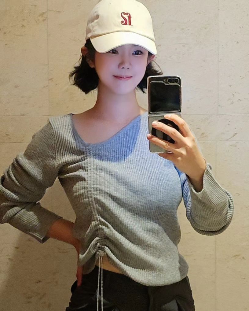 오늘 1부 라운드 다녀왔어요😘

라운드 후 씻고나서
드라이나 화장 다시하기 귀찮을때

플레이버썸❤️ 모자만 쓰면
초췌하지 않고 힙해져요 😎

시그니처로고가 뽀인트😘
4가지 컬러로 다양하게 만나보세요

모자구매시 
이너파우치와 로고삭스는 선물!💝

Flavor + Sum❤️

이벤트선물 감사합니다 🤩
flavorsum_official