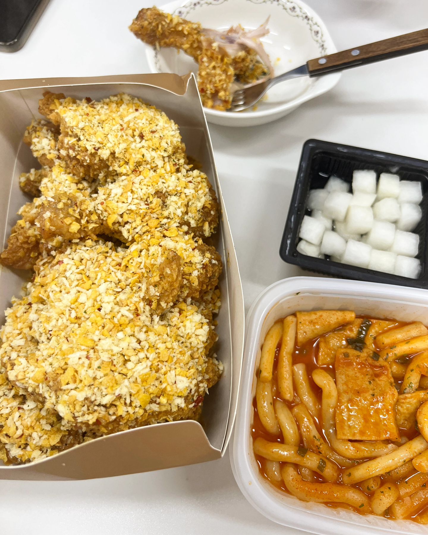 오늘 야식 치킨 어때요? 🍗
달콤한 마늘맛과 버터 풍미가 가미되어
냄새만 맡아도 침 고이는 
✨치킨인류 갈릭바삭 치킨!✨

크리스피 치킨에 크런치한 황금 후레이크가
뿌려져 끝까지 바삭한 식감을
느껴보실 수 있는데요😋

개인적으로 후라이드 치킨을 젤 좋아하는데,
이번 치킨인류 신메뉴는 일반 크리스피 치킨에
바삭한 후레이크가 올라가서 더 맛있는듯 해요❣

떡볶이랑 같이 먹으니까
훨씬 더 맛있었답니다🍽

#치킨인류 #갈릭바삭 #레드갈릭바삭 #맛에치인다 #치캡틴 #치홍 #황금후레이크 #스파이시갈릭후레이크 #치킨추천 #치킨맛집 #후라이드치킨 #매콤한치킨