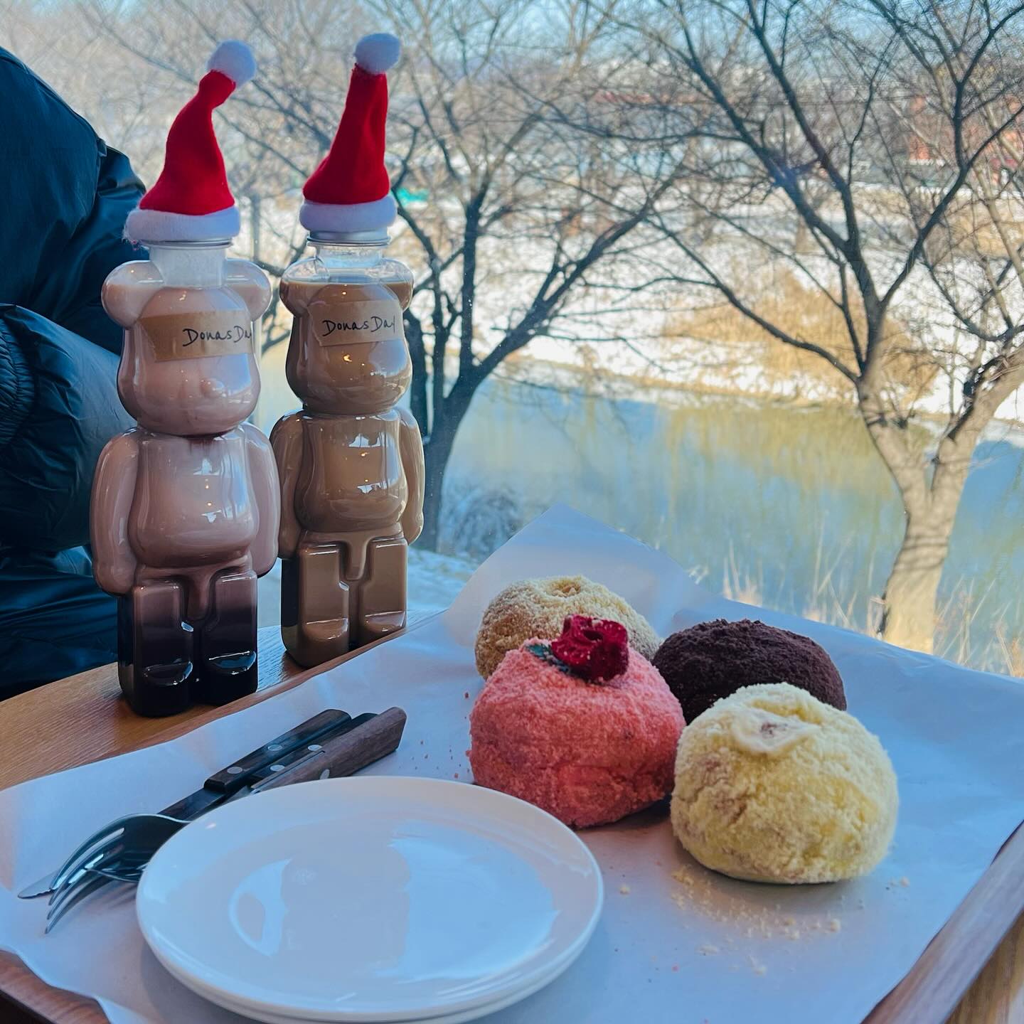 ⠀⠀⠀⠀⠀⠀⠀⠀⠀⠀⠀⠀⠀⠀⠀⠀ 
오늘은 도나스데이🍩
산타모자 너무 귀엽자나 ㅠ
도너츠안조아하는 나도 두개나 냠냠!!

#오늘도추억하나더하기 
#함께라서행복해