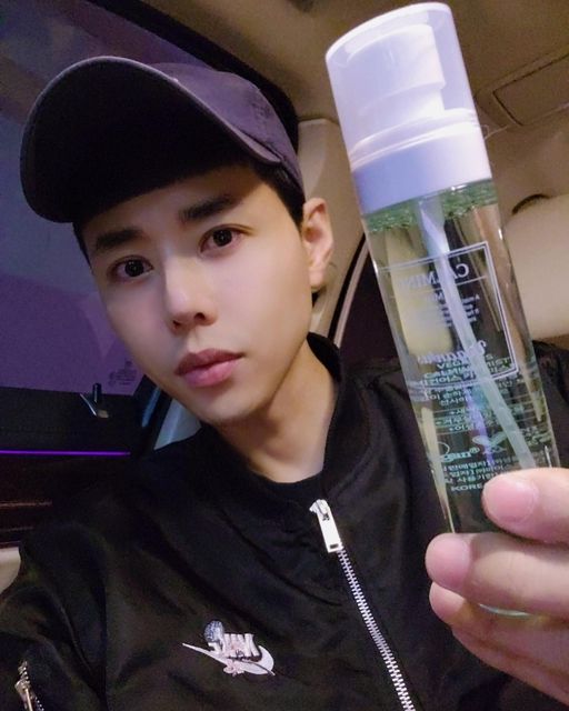 정승호 on Instagram: "#협찬 비건어스 카밍 미스트 인님들 오늘도 행건한 하루 되길 바래요☺️ 오늘은 수분 보습을 책임질 머스트 잇템 비건어스 카밍 미스트 애정템을 소개해드려