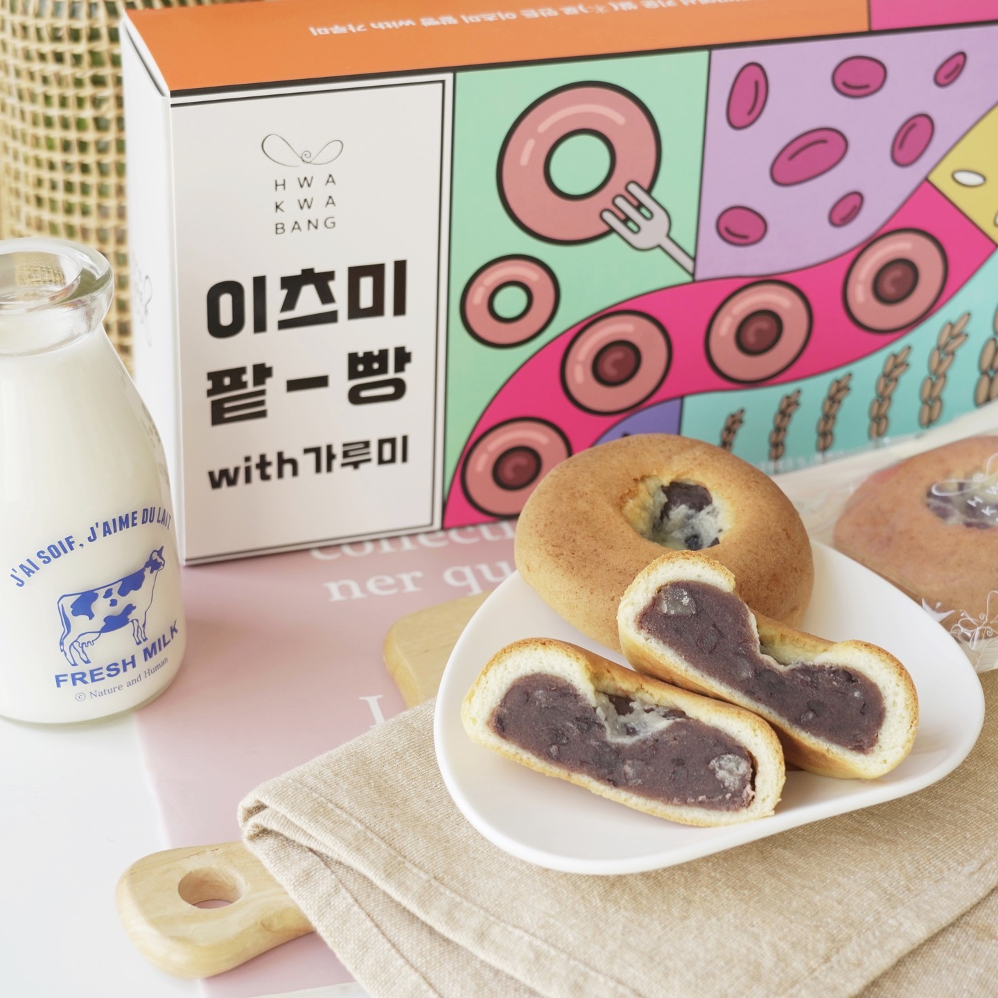 #협찬 
#가루쌀 들어보신 분?!

가루쌀은 농촌진흥청에서 다양한 쌀 소비를 위해 개발한 가공용 국산쌀을 말하는데요
#대두식품 에서는 이 가루쌀을 이용해서 
제빵용 쌀가루, 카스텔라 믹스, 팥빵 등 다양한 제품을 연구하고 있답니다
그래서 저도 최근 #아이간식 으로 #이츠미팥빵 을 챙겨주고 있는데
쌀로 만든 쌀가루를 넣어 만든 #쌀빵 이라니!! 건강까지 챙길 수 있어 더욱 좋겠죠?

아이들을 키우다 보니 간식 하나라도 건강식으로 챙겨주고 싶었고,
특히 밀가루를 줄이려고 많이 노력하고 있었거든요
그런데 마침 딱! 대두식품에서 나온 쌀가루가 함유된 빵이라니!
이보다 더 좋을 순 없다 :D

특히 최근에 먹어본 대두식품 이츠미 #팥빵 은 맛있기까지 해서
요즘 저의 최애간식이 되었어요
퍼석함 전혀 없는 촉촉한 겉면에, 꽉 들어찬 앙금까지! 
우유랑 함께 먹으면 달콤함과 고소함이 폭발해요 

저뿐만 아니라 아이도 정말 좋아해서 
요즘 하교 후 매일 챙겨 먹고 있답니다
하나만 먹어도 아주 든든해서 한 끼 식사로도 충분할 것 같아요

대두식품의 간식 브랜드인 #화과방 에는 다양한 앙금을 이용한 여러 가지 간식들이 많은데요
기존에도 대두식품 화과방 찰떡을 편의점에서 종종 사 먹었는데
이츠미 팥빵도 완전 맛있네요 👍

화과방의 다양하고 맛있는 간식은 온라인몰, 편의점에서도 만나볼 수 있으니
#건강간식 원하시는 분들은 꼭 한 번 드셔보세요

hwakwabang
#팥빵 #아이간식 #디저트 #선물
