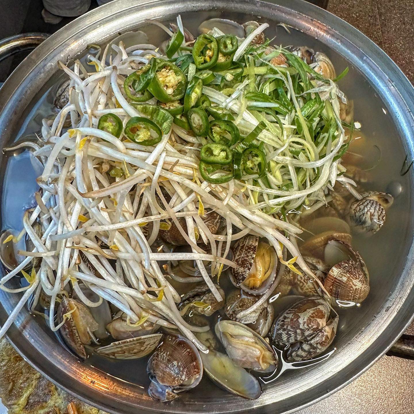 푸짐한 골뱅이무침에 바지락탕까지 해서 23,000원

< 전파상 >
*위치 : 인천 서구 바리미로 29 국제프라자 2차 1층 101호
*주메뉴 : 전,빈대떡
*영업시간 : 17:00-01:00

👩‍🍳🧑‍🍳
mz세대들이 좋아 할 만한 퓨전한 인테리어에 
그렇지 못 한 노포스탈 품품 풍기는 포근한 아주머니 두 분이 전을 부쳐주십니다.
말 그대로 퓨전한 전 집 입니다.

여기는 세트구성이 알찬데
골뱅이무침 + 
전, 육전, 쭈꾸미삼겹,연탄불고기 등
원하는 한식음식을 다양하게 즐길 수 있어서 좋았어요.
단품도 다양하니 하나하나 시키시는것더 추천드려요.

주문 즉시 전을 부쳐주시는데,점점 올라오는 노릇노릇한 전 냄새에일단 한병은 가볍게 비우실 수 있습니다.

새콤달콤한 골뱅이무침도 한입 먹고,
달걀노른자 적신 큼직한 육전도
소스에 푸욱 찍어 먹으니 
세련된 인테리어와 옛스러운 노포 전 집이
다시한번 색다르게 다가오더라구요 !

여기에 뜨끈한 바지락탕까지
올 겨울에 이게 많이 생각날 것 같습니다.

여러분 여기 전파되기 일보직전입니다. 얼른 일보 직진하세요.⠀

🪧 전파상 junpasang23 
⠀⠀

⠀
⠀
⠀

#인천전집 #빈대떡맛집 #겨울메뉴추천 #인천검단맛집 #검단신도시맛집 #아라동맛집추천 #육전맛집 #골뱅이맛집 #퓨전한식맛집