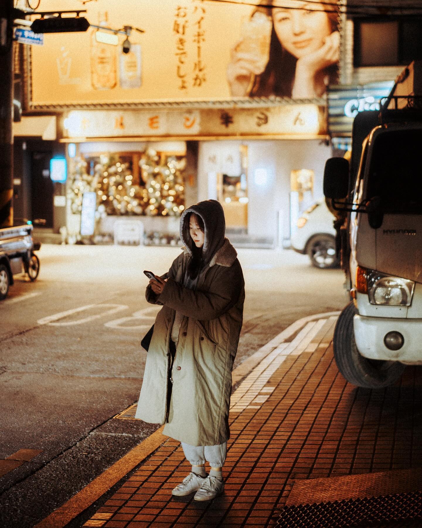 어릴 적부터 웨딩에 관심이 많아 종종 웨딩 관련 계정들을 둘러본다. 3년 전, 인스타에서 바이크 웨딩사진을 보고 ’나중에 결혼할 때 꼭 이 작가님께 촬영해달라고 해야지‘ 마음먹었는데. 실제로 이 만남이 이루어지다니! 고대하던 첫 만남, 테스트스냅을 찍어주시겠다며 추운 날씨에도 성수 이곳저곳을 누비며 사진을 찍어주셨다. 이거지 이거야.. 작가님의 온도, 감성, 구도, 느낌.. 모든 것이 완벽쓰.

5월에 본격적인 촬영이 잡혔다. 바이크 두 대를 끌고 여주까지 가야 하는데.. 일반 스튜디오 웨딩촬영보다 훨씬 고된 과정이겠지만 벌써 설렌다리. 남은 3개월 동안 열심히 컨셉 구상해야지😎

#filmphotograph