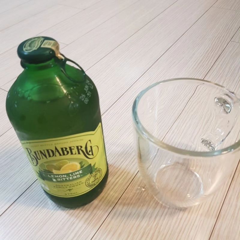 안녕하세요 오늘은 제가 너무나 좋아하는 레몬라임 
분다버그를 소개해 드리려고해요. 
분다버그 레몬 라임 앤 비터스
분다버그는 아시는 분들은 아실듯 합니다
이제품은 자연발효로 완성하여 호주 프리미엄 탄산음료인데요!
3일 이상의 자연발효를 거쳐서 만들어진 슬로우 드링크에요!
분다버그를 첨에 접한건 저희 남편이 사와가지고 첨 먹어본적이 있어요
분다버그를 먹어보고 다른 탄산은 먹기 싫더라고요
다양한 음식과 함께 기분전환 하고 싶을 때 먹기
너무 좋은 분다버그 깔끔한 달콤한 향까지~
정말 너무 만족스럽고 맛도 좋고 
선물로 가볍게 주기도 좋은것 같네요 ^^ 

인터BNF" 업체로부터 제품을
무상으로 지원받아 작성한 후기입니다

#분다버그 #프리미엄 #탄산음료 #칵테일 #자연발효
#슬로우드링크 #레몬라임앤비터스 #지후맘