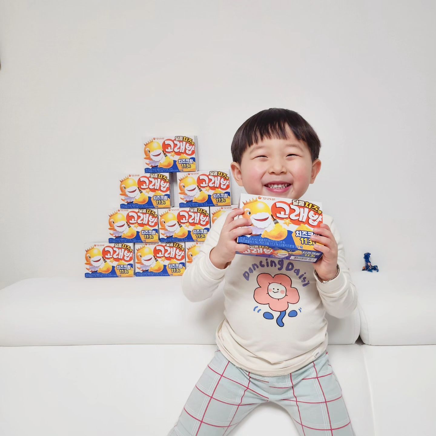#제품협찬 #신상선발대

우리아이 최애 과자 고래밥!
달콤치즈맛이 새로나왔어요~

달콤한 치즈크림  위에 체다치즈 가루가 솔솔~
바삭바삭 그 잡채! 신상 고래밥🐬

Cgv에서는 고래밥팝콘을 선보인만큼 달달함과 바삭함이 영화보면서도 딱이에요~
⠀
1인1봉이 기본인 신상고래밥! 달콤치즈맛~

지난번 고래밥도 유치원에 가져가서 아이들이랑 과자파티로 함께 나눠먹고 같은그림찾기 게임도했는데
이번 고래밥은 단짠단짠이 아이들 입맛끌기에 딱인거같아요~!!

#오리온 #아이간식 #과자파티 #고래밥