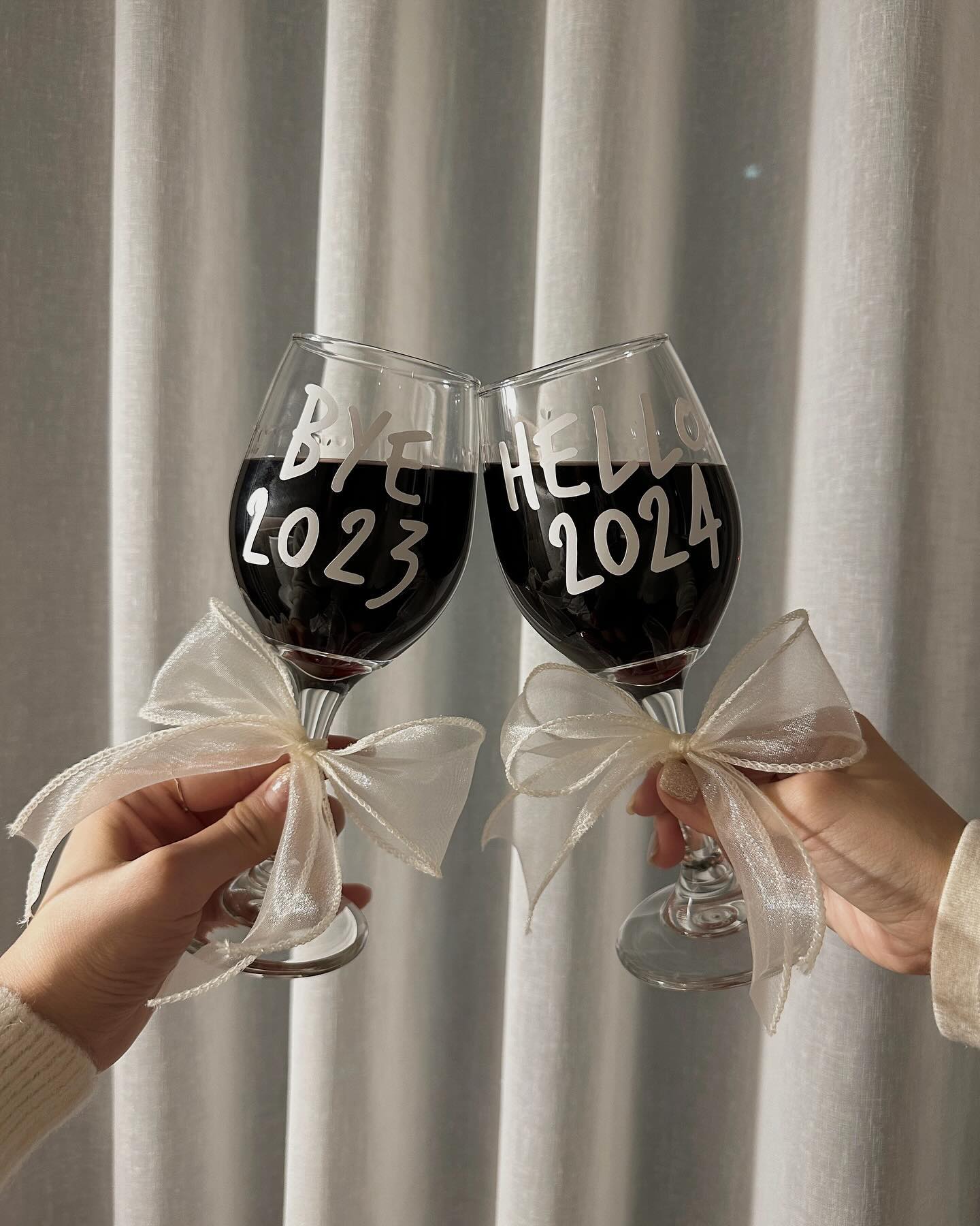 글씨 잘 보이라고 한 잔 가-득〰 
2024년을 너희와 시작할 수 있어서 참 기뻐 🥂🤍
더불어 한 사람의 직원이 기업의 전체 이미지를 바꿀 수도 있다는 말을 몸소 경험한 날.. 코르크마개 🥲 진짜 감사 인사 백 번 드려도 모자라요..
집에 올 땐 지하철을 반대로 탄 덕분에 함박눈도 맞고 ☃️
마음이 반짝반짝 빛나는 기분이란 🎀