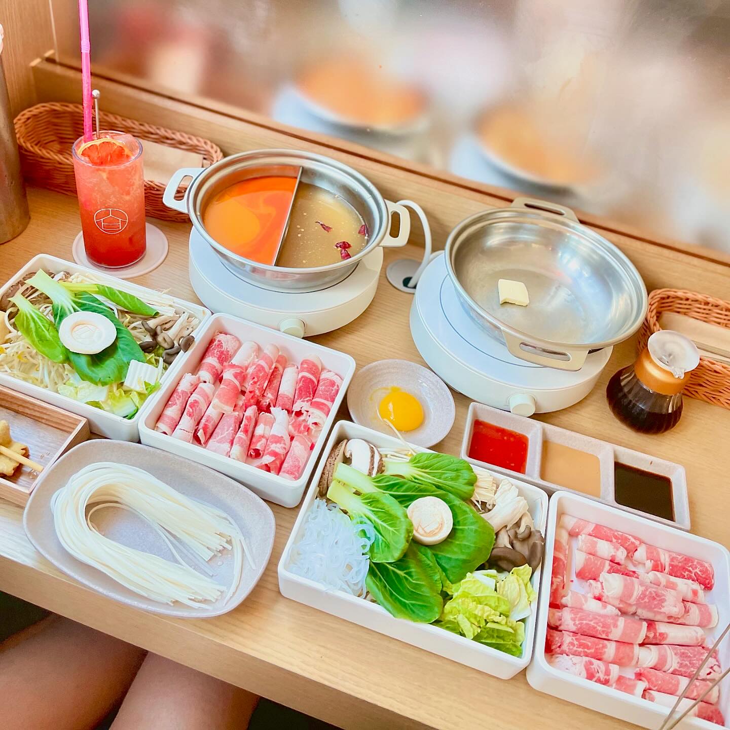 여름방학 아들이랑 데이트 하기 좋았던
맛있다고 그다음날 또 가자는 찐맛집 발견 👍🏻

다산동 테라타워 2층에 위치한 샤브로21다산지금점
평일 점심시간에 웨이팅 있는 곳이라 2시쯤 갔는데도
손님이 정말 많던 한번 오면 단골되는 곳이더라구요 🥢

혼자 혼밥하러 방문해도 부담없는 분위기에 합리적인 가격의
다양한 메뉴들로 1인 화구로 원하는 데로 만들어 먹을 수 있어서 좋더라구요

샤브샤브 먹고싶어도 1인이서 힘들때가 있는데 여기는 쌉가능 🙈

건강식 다이어트 식단의 샤브샤브
그리고 스끼야끼 덮밥 메뉴들도 있고~

감성적이며 트레디한 공간에 사진 찍고 싶어지는
예쁜 음식들이라 데이트장소로도 손색없고
직장인들 점심식사와 저녁식사 하면서 하이볼도 한잔 하기 좋은 곳이었어요

사장님 직원분들도 친절하시고 깔끔한데다가
음식이 찐맛 ❤️

반반샤브로 마라맛 포샤브 그리고 스끼야끼와
자몽에이드 주문했구요 어묵꼬치 2개 쌀국수사리까지
추가주문해서 맛있다며 아이가 다먹은건 비밀 😄
.
.
.
#협찬#리뷰노트#다산동맛집#다산동샤브샤브#테라타워맛집#다산테라타워맛집#다산동혼밥#다산동데이트#샤브로21다산지금점#샤브로21#다산맛집#맛스타그램#먹스타그램#오늘뭐먹지#점심스타그램#직장인#혼밥#샤브샤브맛집#스끼야끼맛집