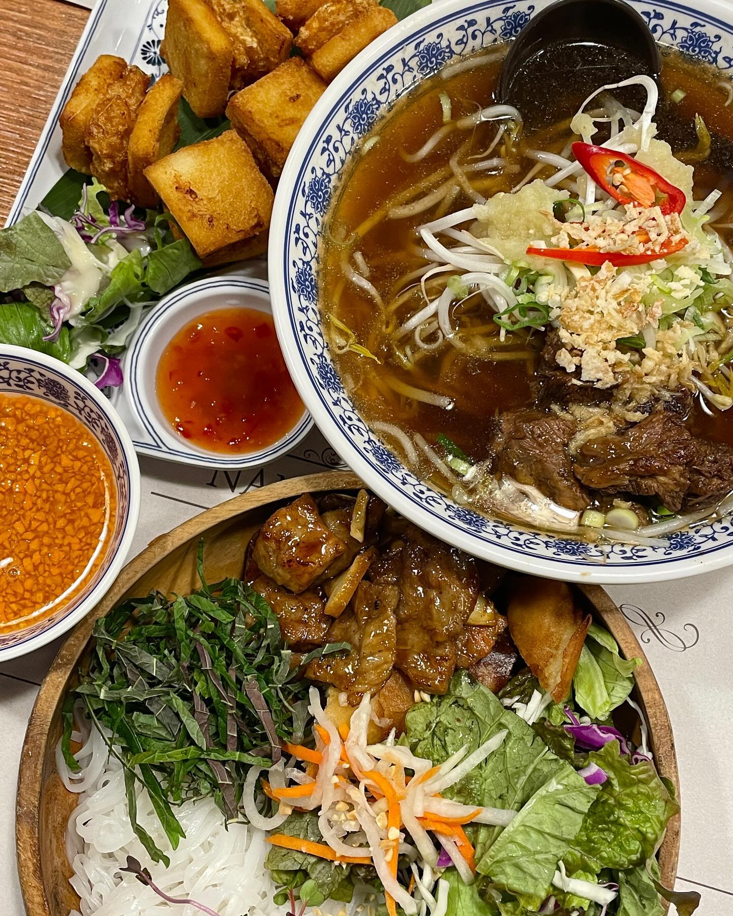 #협찬 수완지구 쌀국수 맛집 나나방콕

📍광주 광산구 수완로73번길 17 1층
✔소고기 쌀국수, 분짜, 멘보샤

나나방콕은 도심 속에서 여권없이 떠나는
태국여행 컨셉으로 운영중인 매장인 만큼
인테리어가 태국음식이랑 찰떡이고 분위기도 좋아요
매장도 넓어서 모임하기도 좋을 듯!

테이블마다 키오스크로 편하게 주문하고
기다리면 음식이 하나씩 나와요
기다리면서 영수증 리뷰 이벤트도 참여하면
리코타 치즈 샐러드도 받을 수 있습니다

진한 육수에 부드럽고 야들야들한 소고기가 들어간
소고기 쌀국수는 육수와 숙주는 무료로 추가 가능!

태국식 비빔면인 분짜
같이 나오는 소스를 뿌려주고 면을 잘 섞어서
잘구워진 고기와 짜조와 함께 먹으면 새콤달콤 👍

빠삭하게 튀겨진 멘보샤는 스위트칠리 소스 듬뿍 찍어
한입하면 탱글한 새우와 바삭한 빵의 조화가 꿀맛

수완지구 맛집, 모임하기 좋은 곳, 분위기 좋은 곳을 찾으신다면
나나방콕 수완점 추천!!
브레이크타임도 없고 휴무도 없어서 언제든 방문하기 좋아요 👍
️
#수완지구맛집 #수완지구점심맛집 #수완지구쌀국수 #나나방콕수완점 #수완동맛집 #광산구맛집 #광주맛집 #광주쌀국수 #수완지구데이트 #수완지구데이트맛집 #수완지구연말모임 #광주태국음식 #먹팔해요 #먹스타그램 #맛스타그램 #먹스타맞팔 #먹스타 #맛스타 #쌀국수 #분짜 #멘보샤