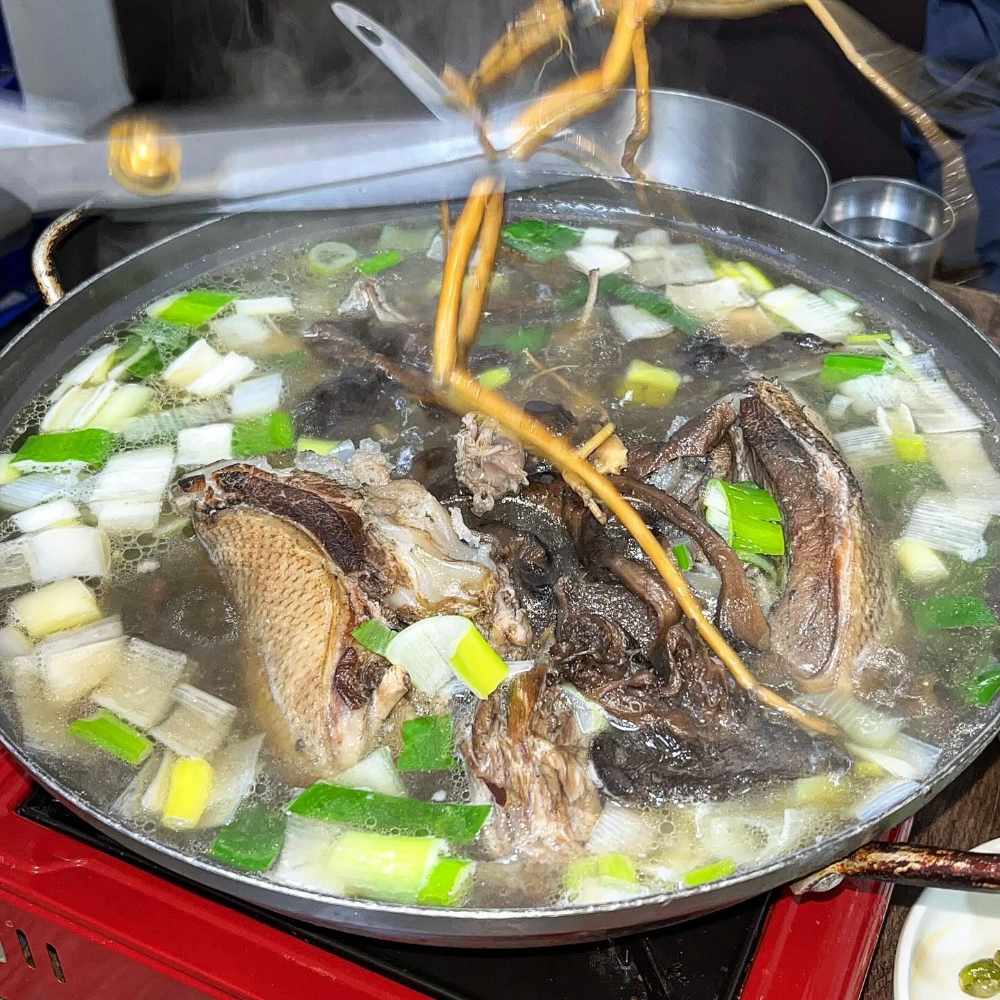 수락산 등산객들 입맛 사로잡은 맛집🔥
#협찬#의정부#장암골

요즘같은 추운 날씨에 
뜨끈~한 보양식 먹어줘야 하잖아요
이미 등산객들 사이에서는 유명하고
계곡흐르고 산아래라 공기좋아서 
공간 자체가 보양인 이곳!!
능이오리백숙 먹어봤는데 국물 그냥 녹진하고
오리가 왜이렇게 커요? 봄보신 제대로됨
바쁘신데도 사장님께서 직접 먹기 편하게 
손질해주시고 친절하게 설명도 해주십니다
완전 천사스타일..🩵
마지막에 오리죽 국룰인데 양이 많으니
포장까지 해주셔서 집에서 또 두 끼 해결함
맛도 분위기도 다 잡은 장암골!
등산 후 가면 좋고 그냥 가도 좋음💖
능이오리백숙 : 70,000원

✨주차가능

🎈의정부 장암골
위치 : 의정부시 동일로122번길 52
시간 : 08:00-20:00