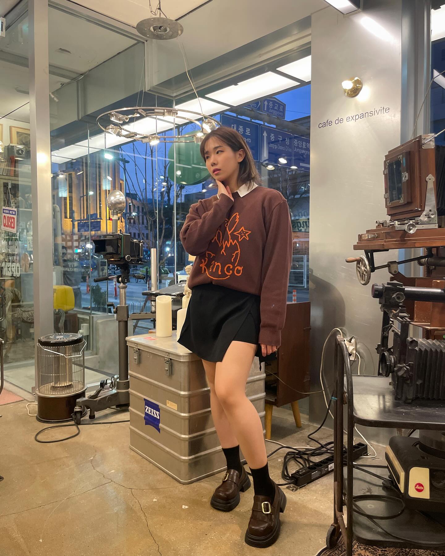 👞 #협찬 #Isabelle #쇼핑몰
데일리 룩에 포인트 주기 좋은 “브론즈 버클 청키 로퍼”

가격도 착하고 착화감도 좋는 통굽로퍼!
맨날 운동화만 신는 나에게 새로운 스타일을
선사해준 아이템이다 ㅎㅎ

데일리룩 데이트룩 캠퍼스룩 모두 매치가 잘 되고,
무엇보다 브론즈 버클 포인트가 예쁜 신발이다 :)

굽도 5cm라 키도 커지고 통굽이라 다리도 얇아보여서
아주 굿굿 ㅎ-ㅎ

📸촬영장소➰확장성
hwackjangsung_retrocafe 
.
.
.
#여자로퍼 #대전카페 #통굽로퍼 #20대코디