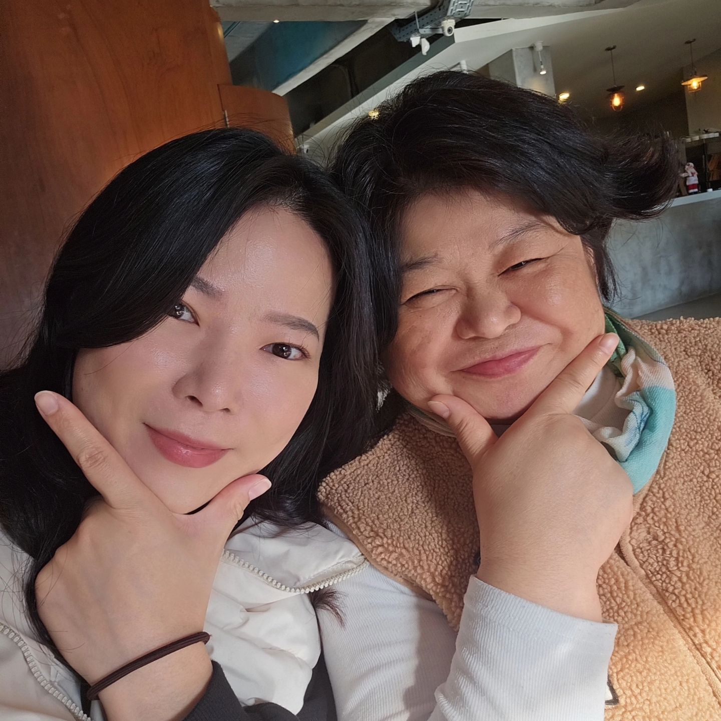 .
#엄마랑데이트 

엄마랑 머리하고 카페가기♡
아빠 빈자리 내가 가득가득 채워줄게😆
.
.
.
.
.
#내단짝