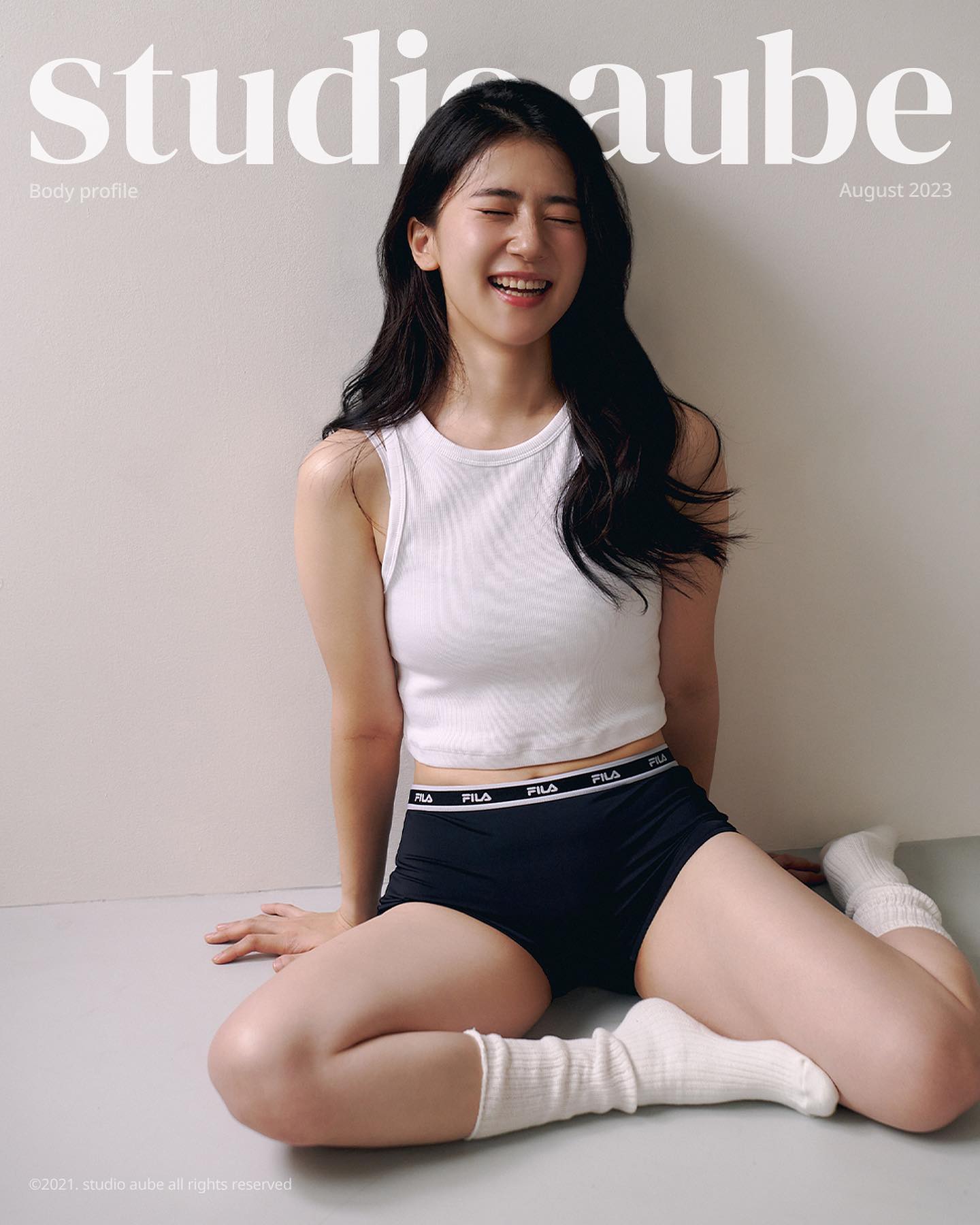 완벽하지 않으면 어때 기준은 내가 정하는건데 

어쩌다 인생에서 처음으로 다이어트를 해봤다 좋은 방법이든 나쁜 방법이든 유지를 했던 못했던 나에게는 정말 새로운 도전이었고 경험이었다

내가 이렇게까지 할 수 있었던 이유는 내가 예민해져도 무너져도 항상 내편이고 기다려줬던 내 주변사람들이 있었기 때문인듯하다

비록 유지못했지만 뭐 어때 다시 빼면 되는거지 이번에는 새로운 방법으로 도전해서 더 건강하고 득근하면서 도전해볼거야

그러니 다들 내모습이 저모습이 아니라고 비난하거나 놀라지 말기 😉

#바디프로필#스튜디오오브#무제무아
