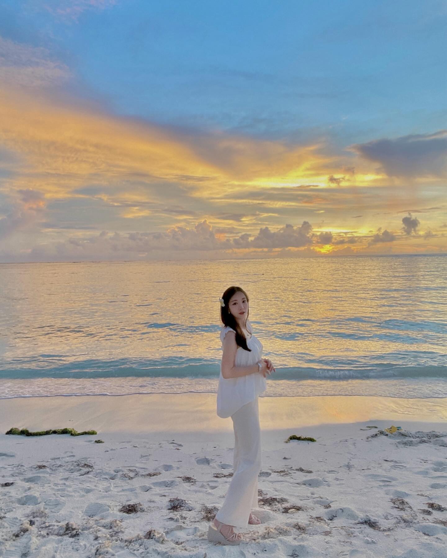 🌴🏄‍♀️
노을 맛집 𝙨𝙪𝙧𝙛 𝙘𝙡𝙪𝙗

일몰 시간 딱 맞게 도착해서 예약을 안 하고 갔는데도 
운 좋게 노을뷰 테라스석에 앉아서 실컷 감상 🌅

(사람들은 주로 로코모코랑 LA갈비를 시켰지만) 
우리의 여행 중 첫스테이크도 나름 성공이었다 ◡̈