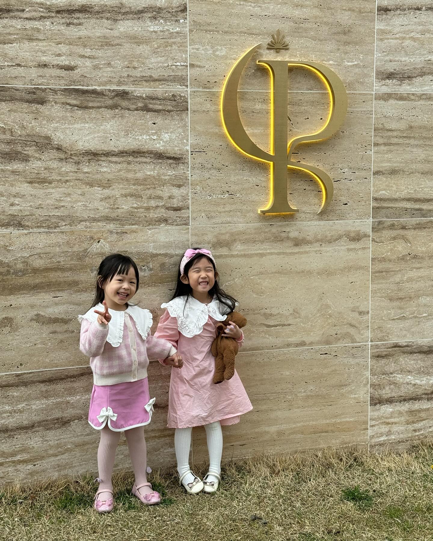 -
귀요미둘♥️♥️💛💛
아린언니 졸졸 잘 쫒아다니는 떠하은👧🏻
귀엽네 꽁냥꽁냥🌸

.
.
#육아맘#친스타그램#쥐띠맘#사랑해#딸맘#딸래미#팔공산카페#전신샷#하객룩#아기모델#5살여아#5살