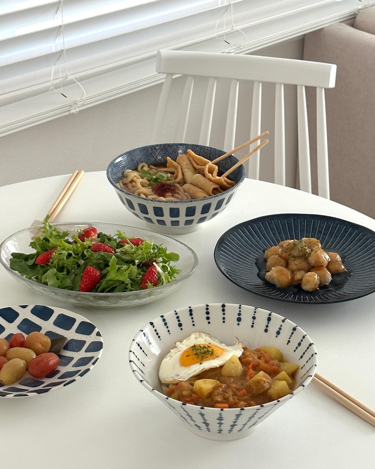 #협찬

뭘 담아도 예쁜 니토리 그릇🍽️

일본의 이케아라고 불리는 라이프스타일 브랜드 니토리! 지난주 첫 오픈한 가양점에 다녀왔어요:)

가구, 수납/정리용품, 홈데코까지 정말 다양한 제품들이 많아서 시간 가는줄 모르고 구경했는데요! 그중에서도 저는 주방템에 시선을 뺏겼지 모에요 하나하나 넘 예쁜데 가격도 정말 저렴해서 종류별로 다 담아오고 싶었다능🥹

이렇게 예쁜 그릇 바로 개시 해줘야쥬

일본 느낌 낭낭하게 메인메뉴는 카레랑 우동🍛 요리를 잘 못해서 사진이 잘 나올까 걱정했는데 이건 뭐 그릇이 다했네요🤭

가성비 있게 식탁 갬성 높이고 싶은 분들은 니토리 매장 꼭 한번 방문해보세요:)

🏷️ nitorikorea