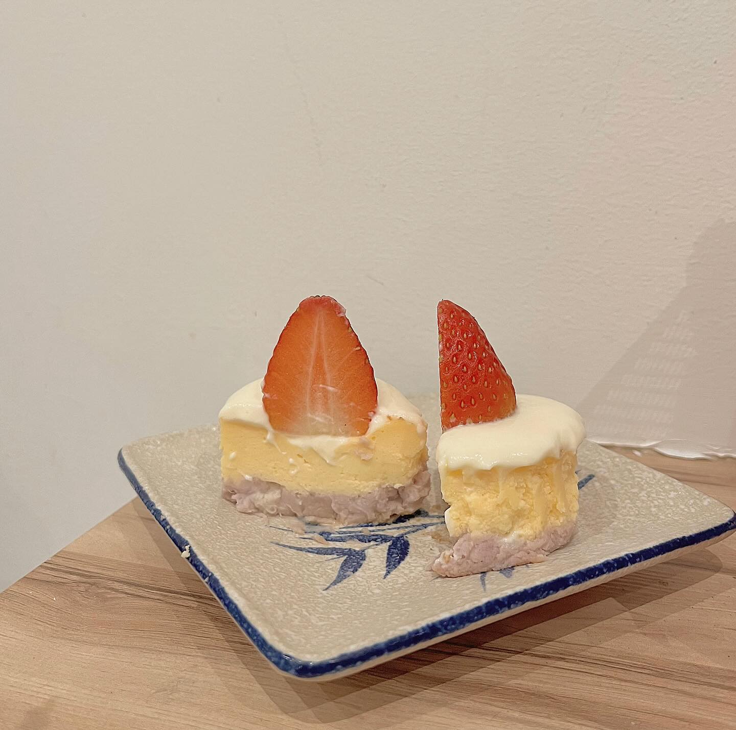 🍓いちご🍓
最新研究 
迷你Basque cheese cake也可以保留绵密口感
配上酸甜的草莓 狠狠解腻！
从蛋糕本体 顶部的奶盖 底部的芋泥
都一点一点测试出 最佳配方～